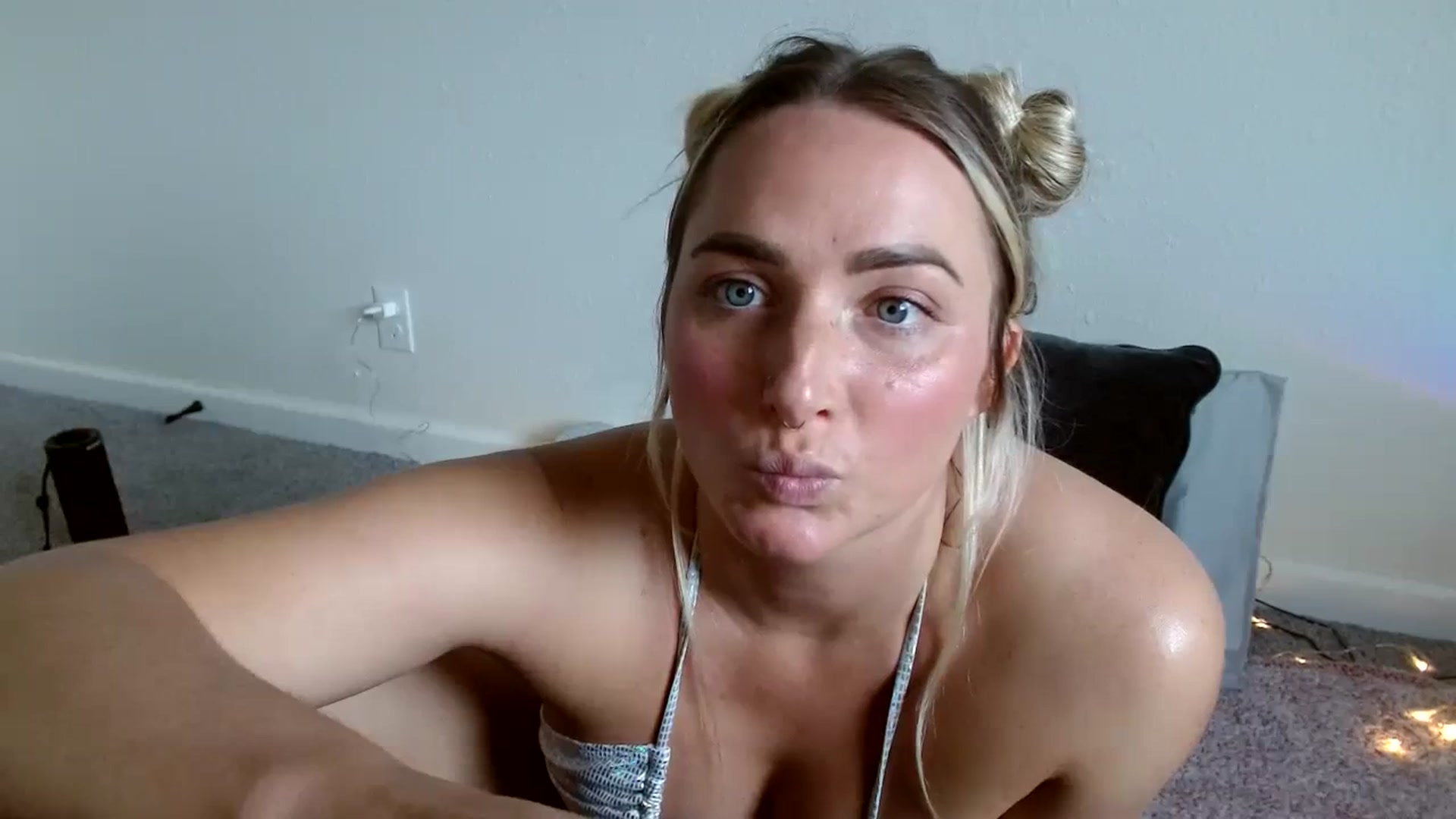 Gallery image thumbnail from OliviaQuinnn's myfreecams stream on, 03/07/2024, 21:22 image 18 of 20