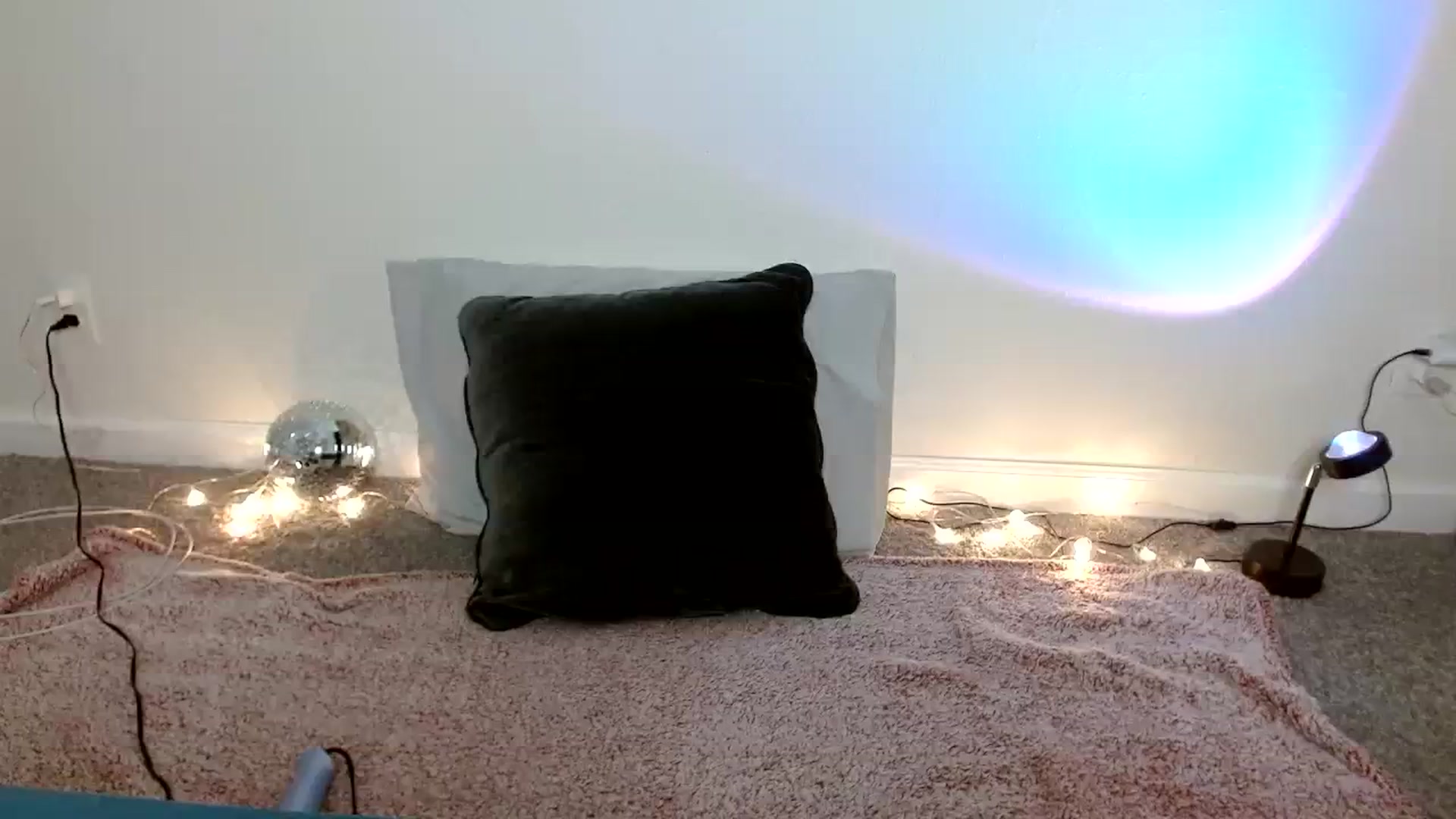 Gallery image thumbnail from OliviaQuinnn's myfreecams stream on, 03/09/2024, 04:44 image 9 of 20