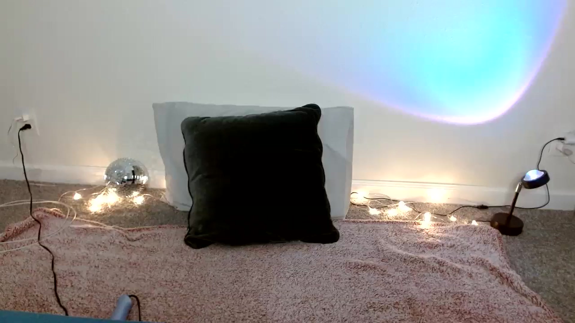 Gallery image thumbnail from OliviaQuinnn's myfreecams stream on, 03/09/2024, 04:44 image 8 of 20