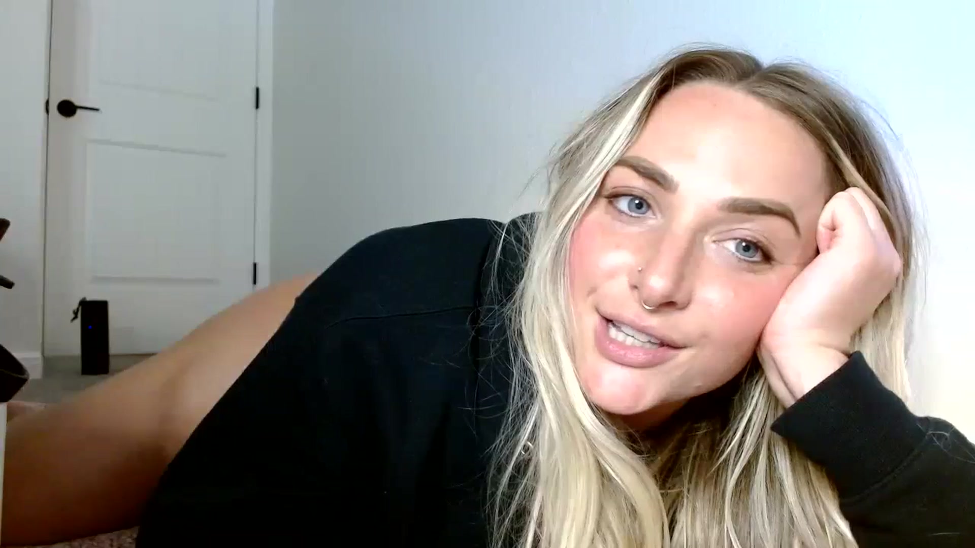 Gallery image thumbnail from OliviaQuinnn's myfreecams stream on, 03/12/2024, 04:02 image 12 of 20