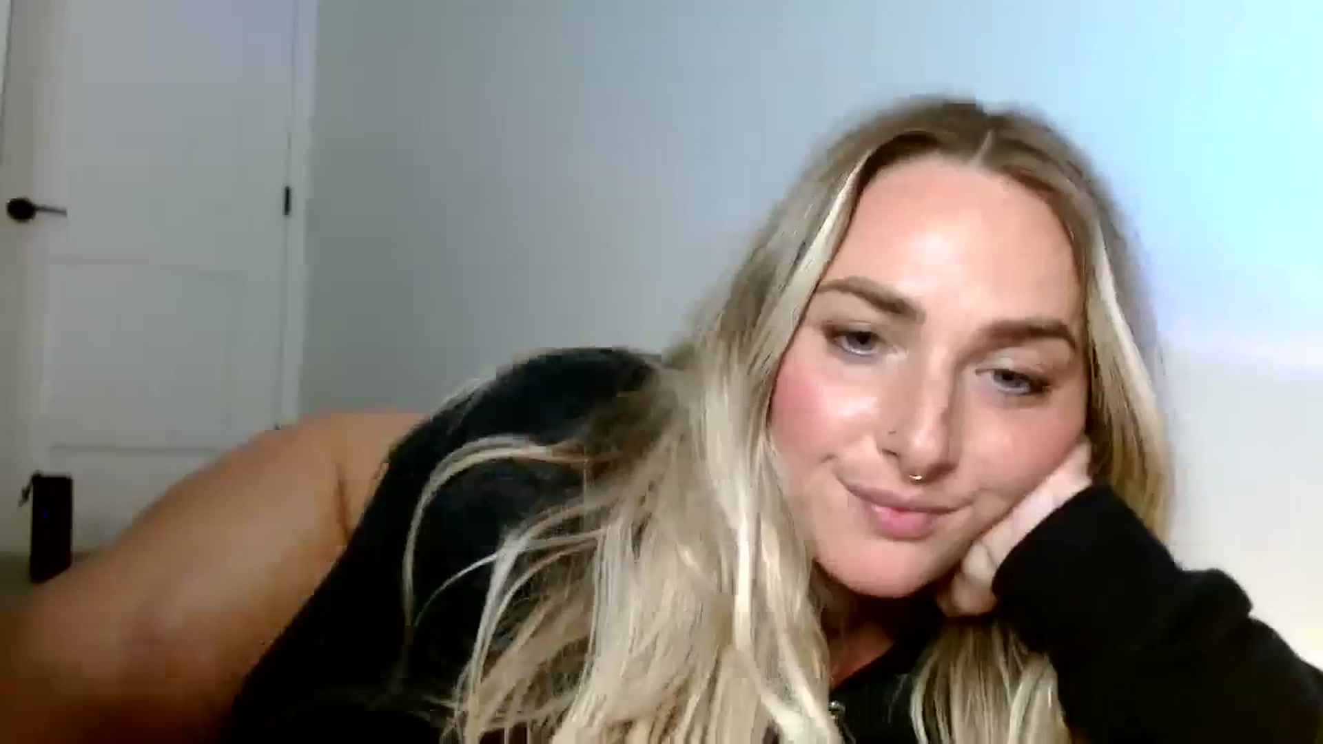 Gallery image thumbnail from OliviaQuinnn's myfreecams stream on, 03/12/2024, 04:02 image 14 of 20