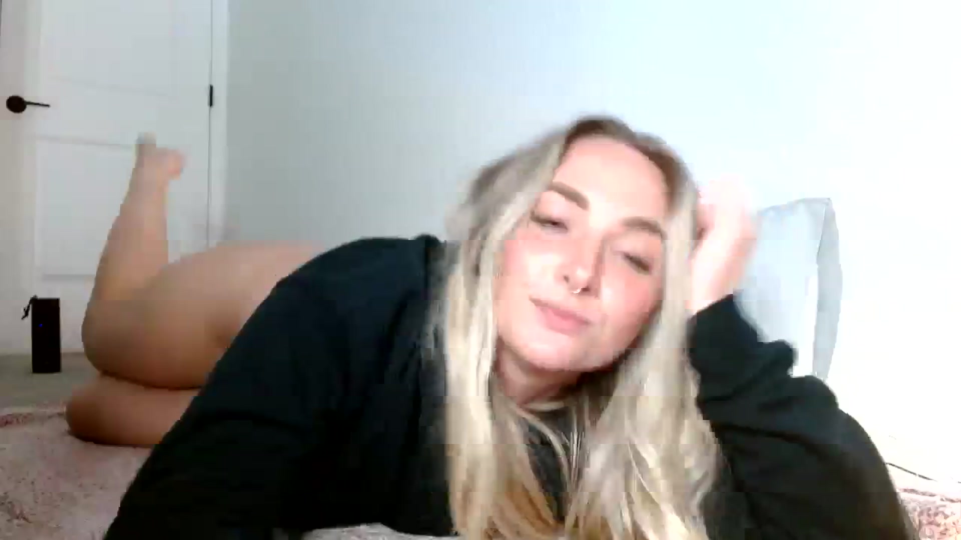 Gallery image thumbnail from OliviaQuinnn's myfreecams stream on, 03/12/2024, 04:02 image 6 of 20