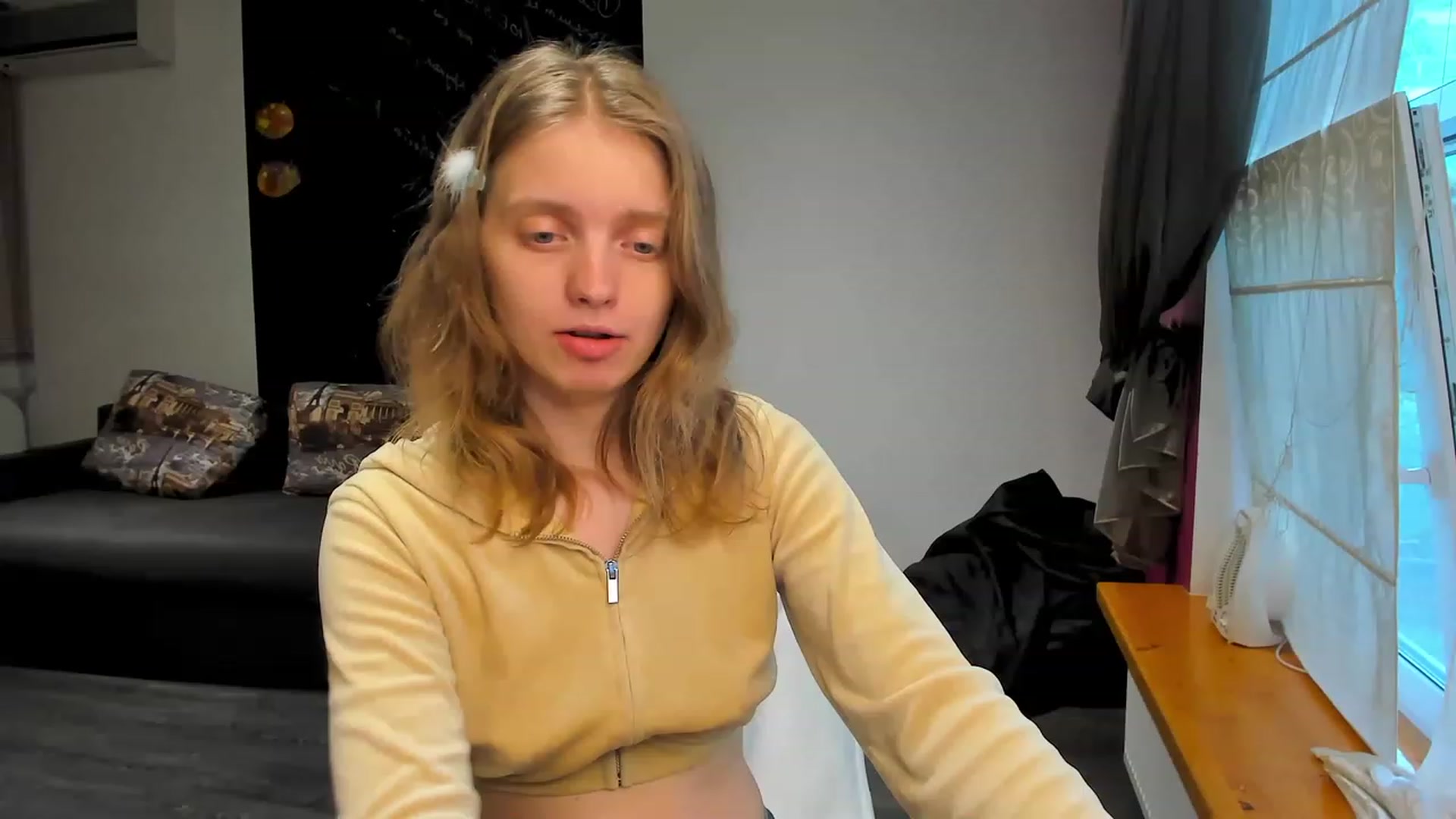 Gallery image thumbnail from OliviaWhites's myfreecams stream on, 06/12/2023, 06:12 image 7 of 20