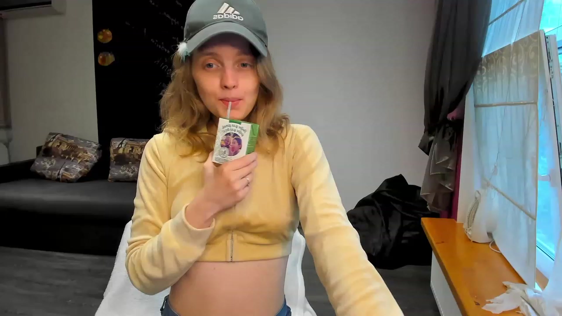 Gallery image thumbnail from OliviaWhites's myfreecams stream on, 06/12/2023, 06:12 image 1 of 20