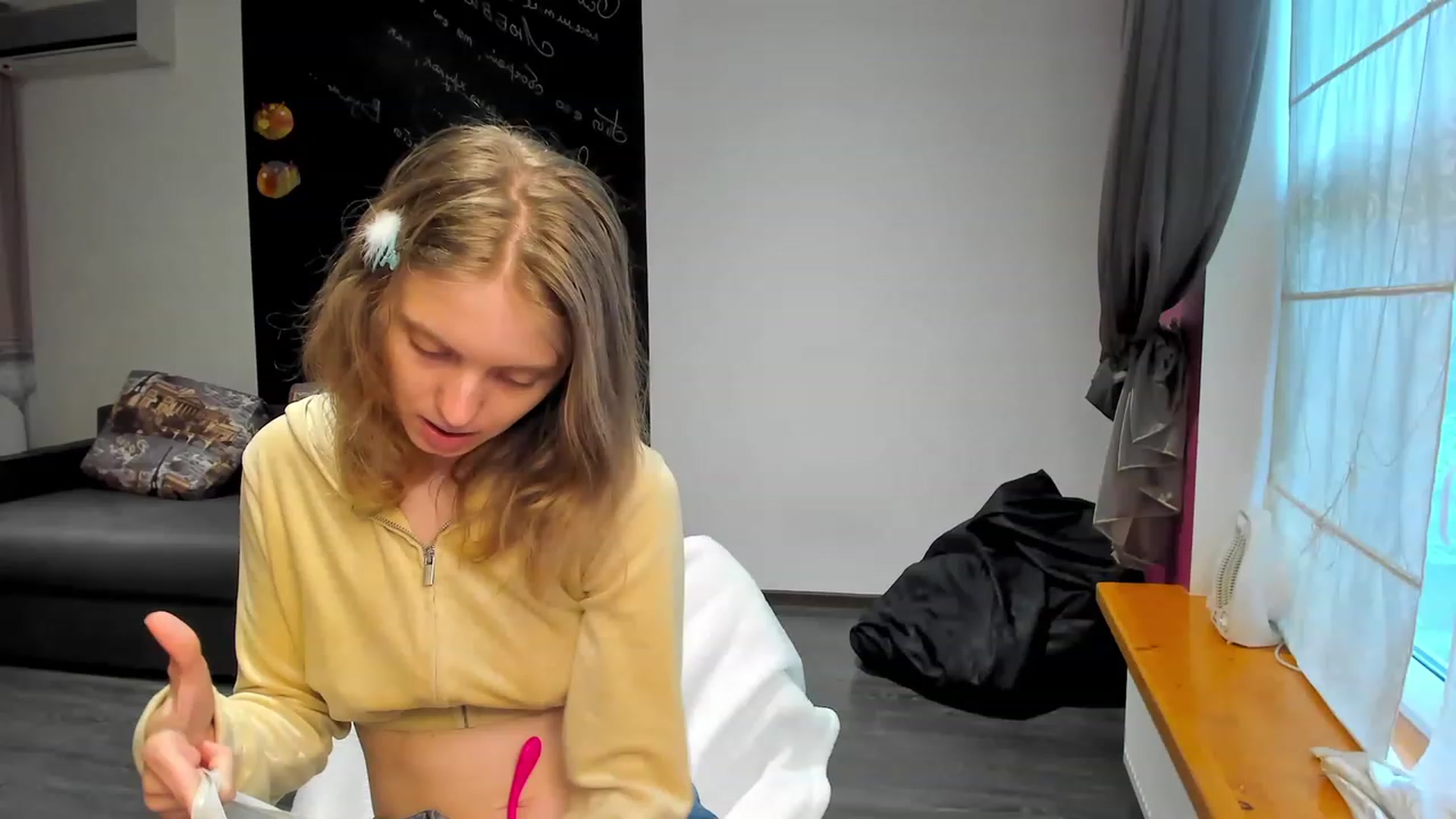 Gallery image thumbnail from OliviaWhites's myfreecams stream on, 06/12/2023, 06:12 image 11 of 20