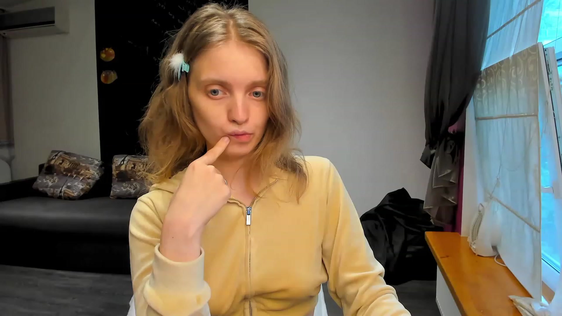 Gallery image thumbnail from OliviaWhites's myfreecams stream on, 06/12/2023, 06:12 image 2 of 20