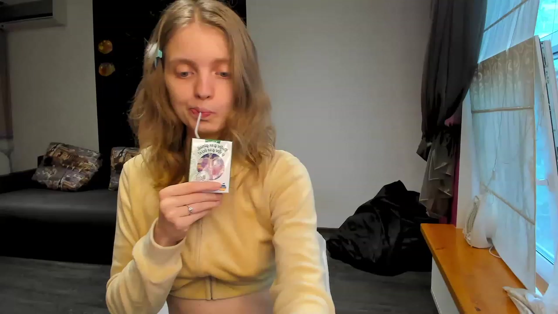Gallery image thumbnail from OliviaWhites's myfreecams stream on, 06/12/2023, 06:12 image 5 of 20