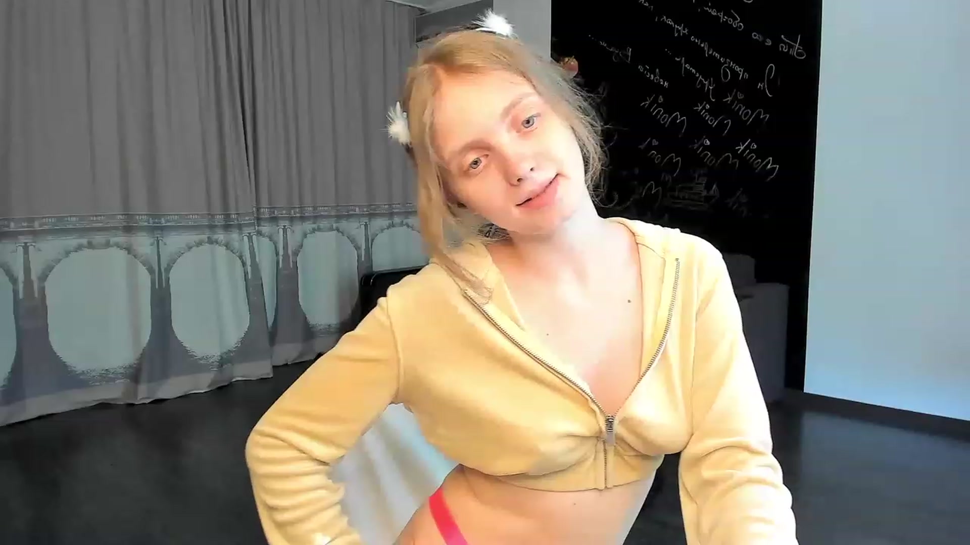 Gallery image thumbnail from OliviaWhites's myfreecams stream on, 06/16/2023, 07:19 image 11 of 20