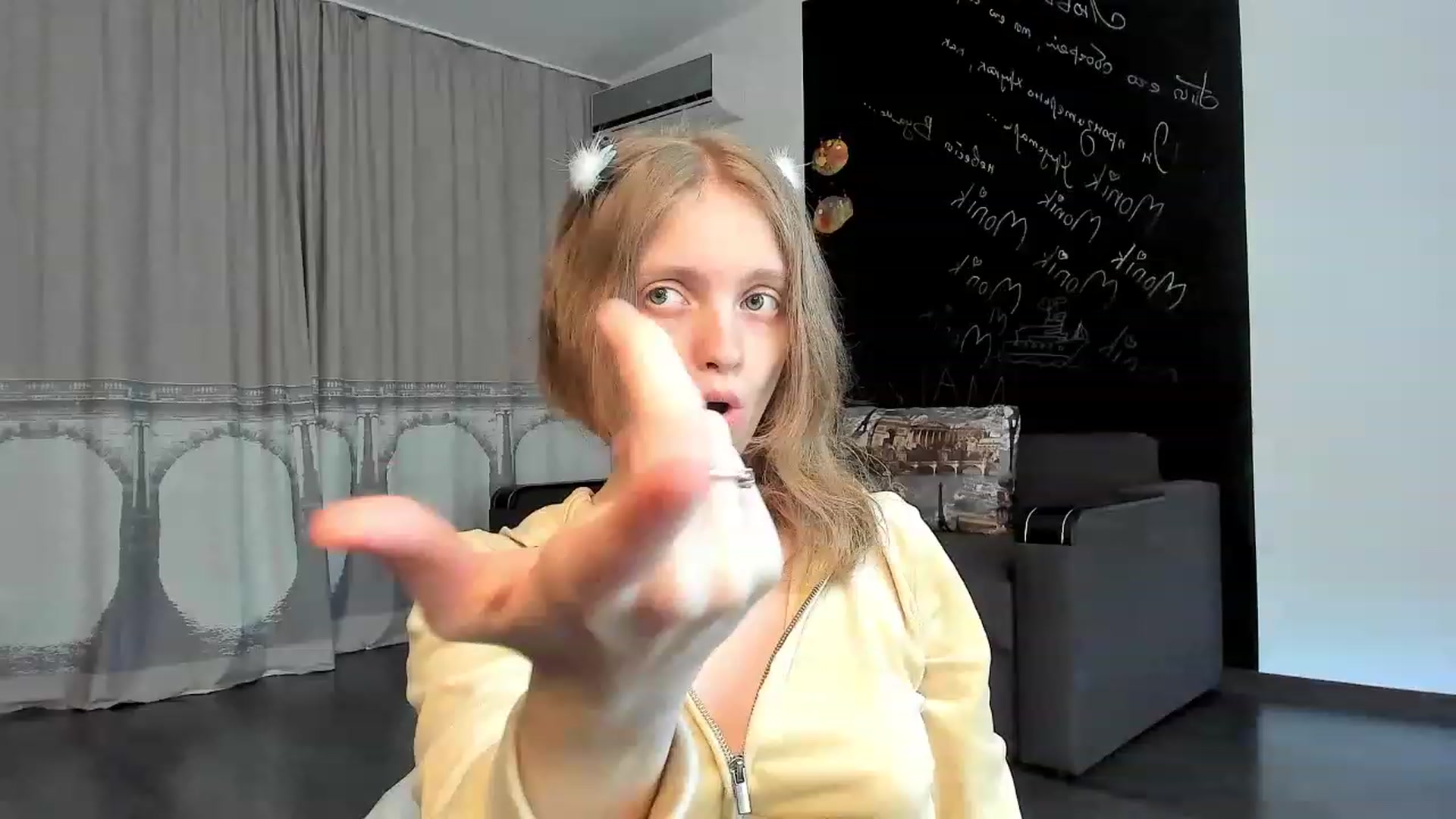 Gallery image thumbnail from OliviaWhites's myfreecams stream on, 06/16/2023, 07:19 image 1 of 20