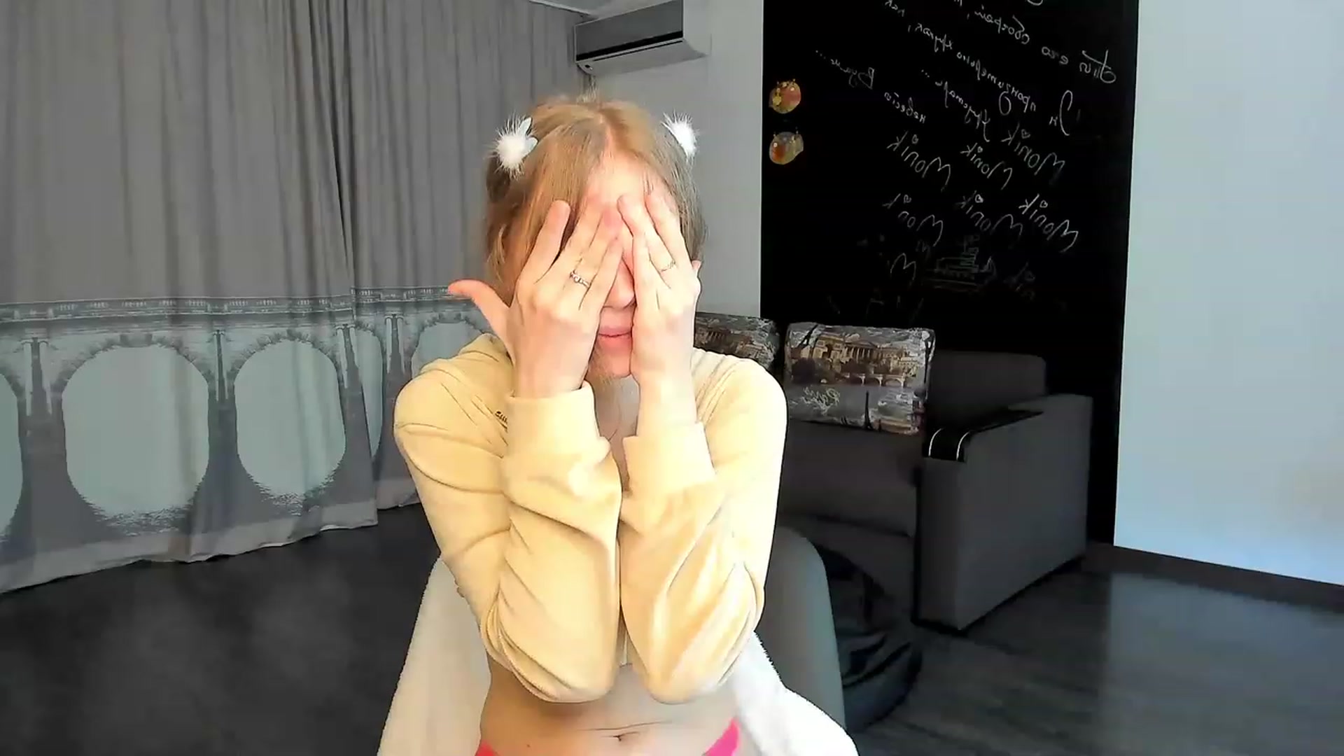 Gallery image thumbnail from OliviaWhites's myfreecams stream on, 06/16/2023, 07:19 image 16 of 20
