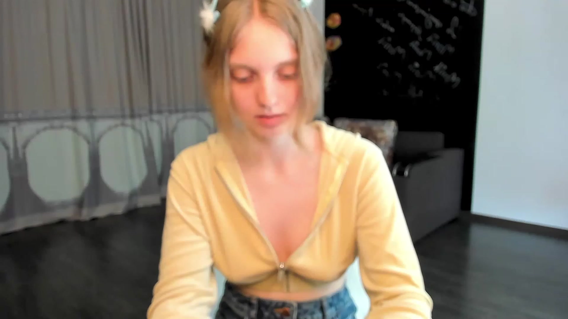 Gallery image thumbnail from OliviaWhites's myfreecams stream on, 06/16/2023, 09:47 image 2 of 20