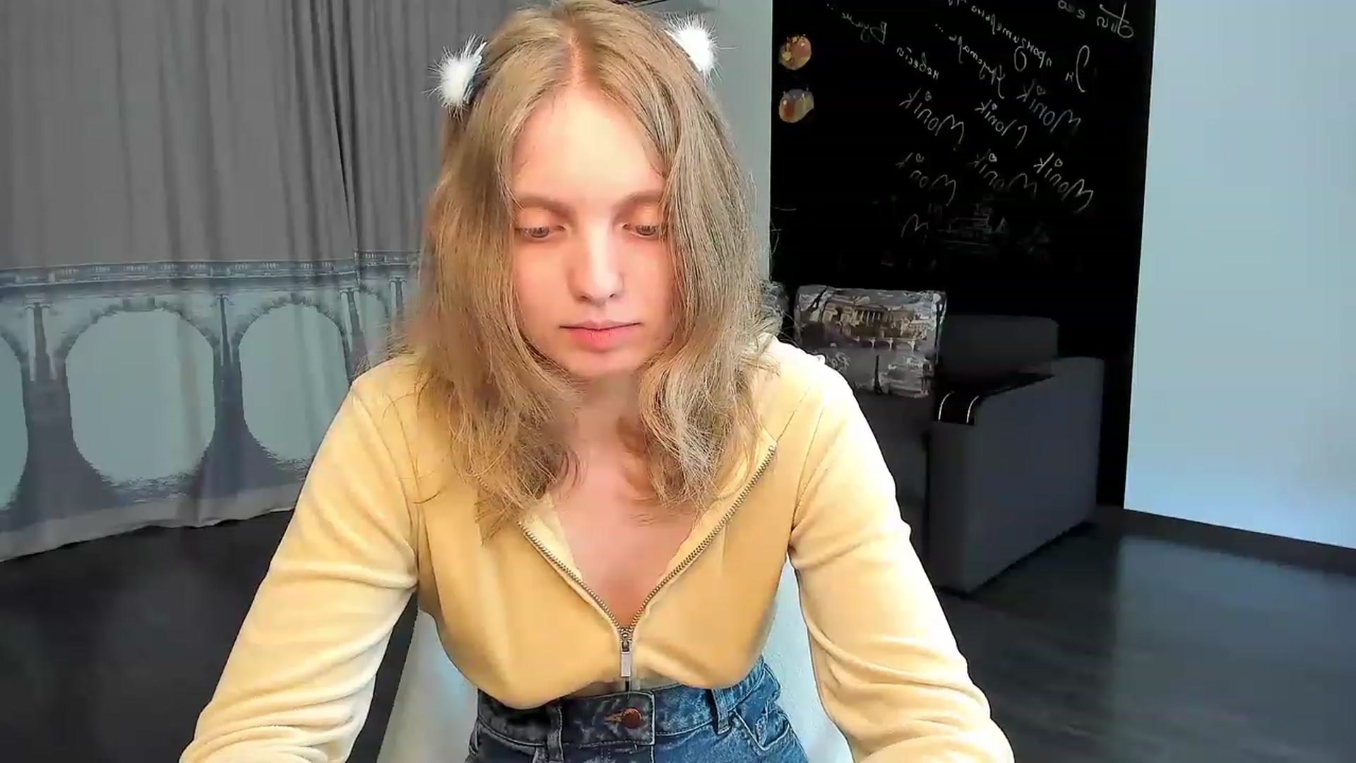 Gallery image thumbnail from OliviaWhites's myfreecams stream on, 06/16/2023, 10:57 image 8 of 20
