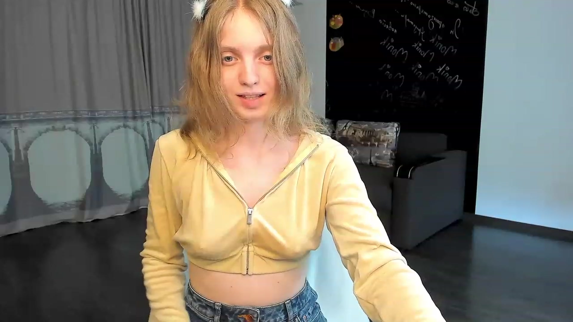 Gallery image thumbnail from OliviaWhites's myfreecams stream on, 06/16/2023, 10:57 image 18 of 20