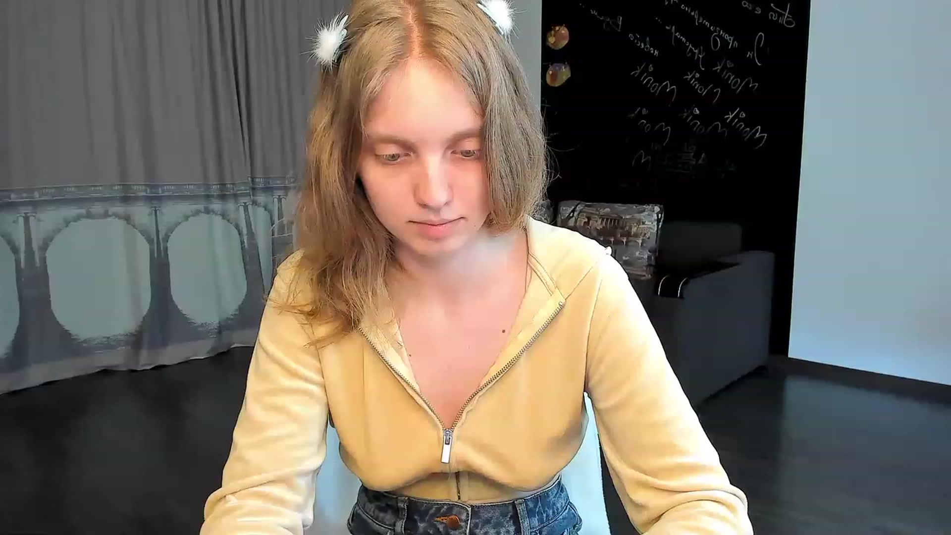 Gallery image thumbnail from OliviaWhites's myfreecams stream on, 06/16/2023, 10:57 image 3 of 20