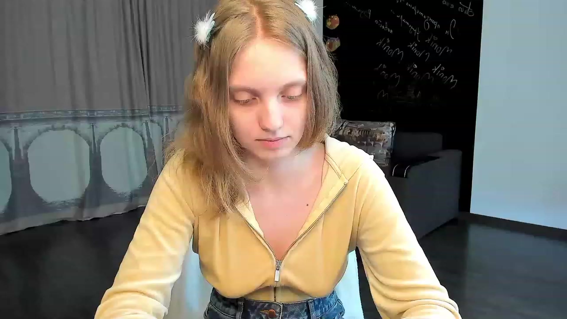 Gallery image thumbnail from OliviaWhites's myfreecams stream on, 06/16/2023, 10:57 image 4 of 20