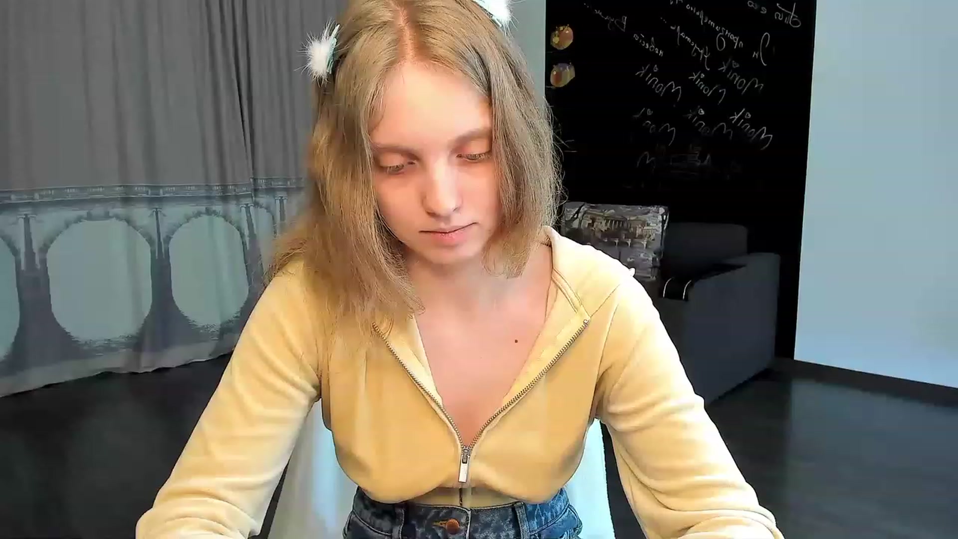 Gallery image thumbnail from OliviaWhites's myfreecams stream on, 06/16/2023, 10:57 image 5 of 20