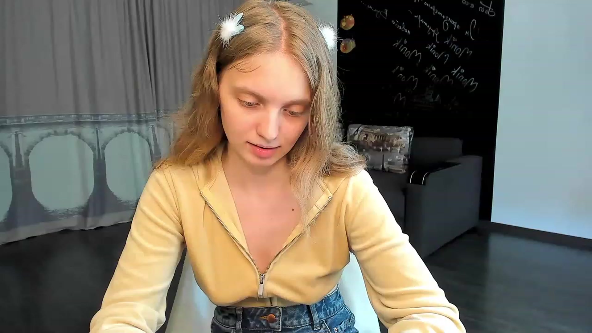 Gallery image thumbnail from OliviaWhites's myfreecams stream on, 06/16/2023, 10:57 image 6 of 20