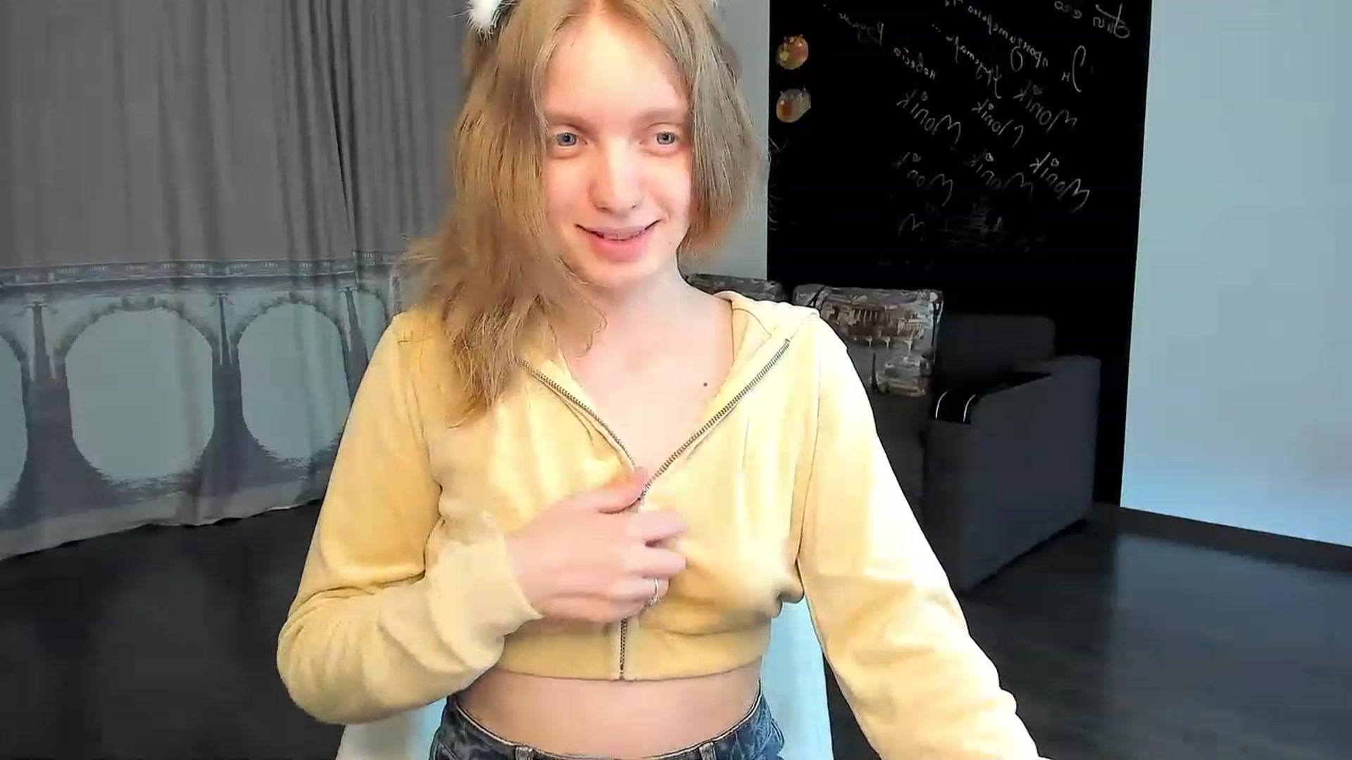 Gallery image thumbnail from OliviaWhites's myfreecams stream on, 06/16/2023, 10:57 image 12 of 20
