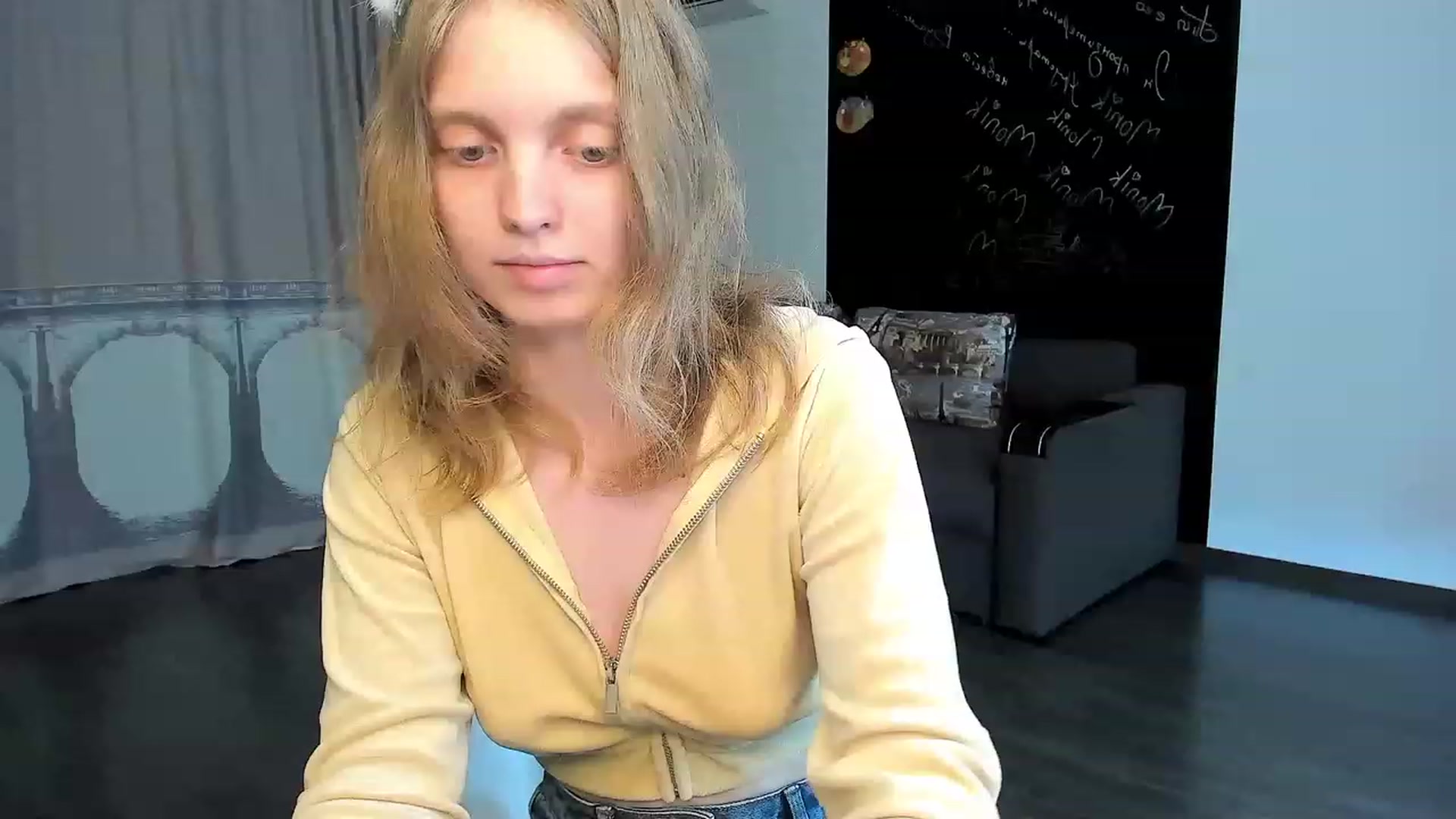 Gallery image thumbnail from OliviaWhites's myfreecams stream on, 06/16/2023, 10:57 image 2 of 20
