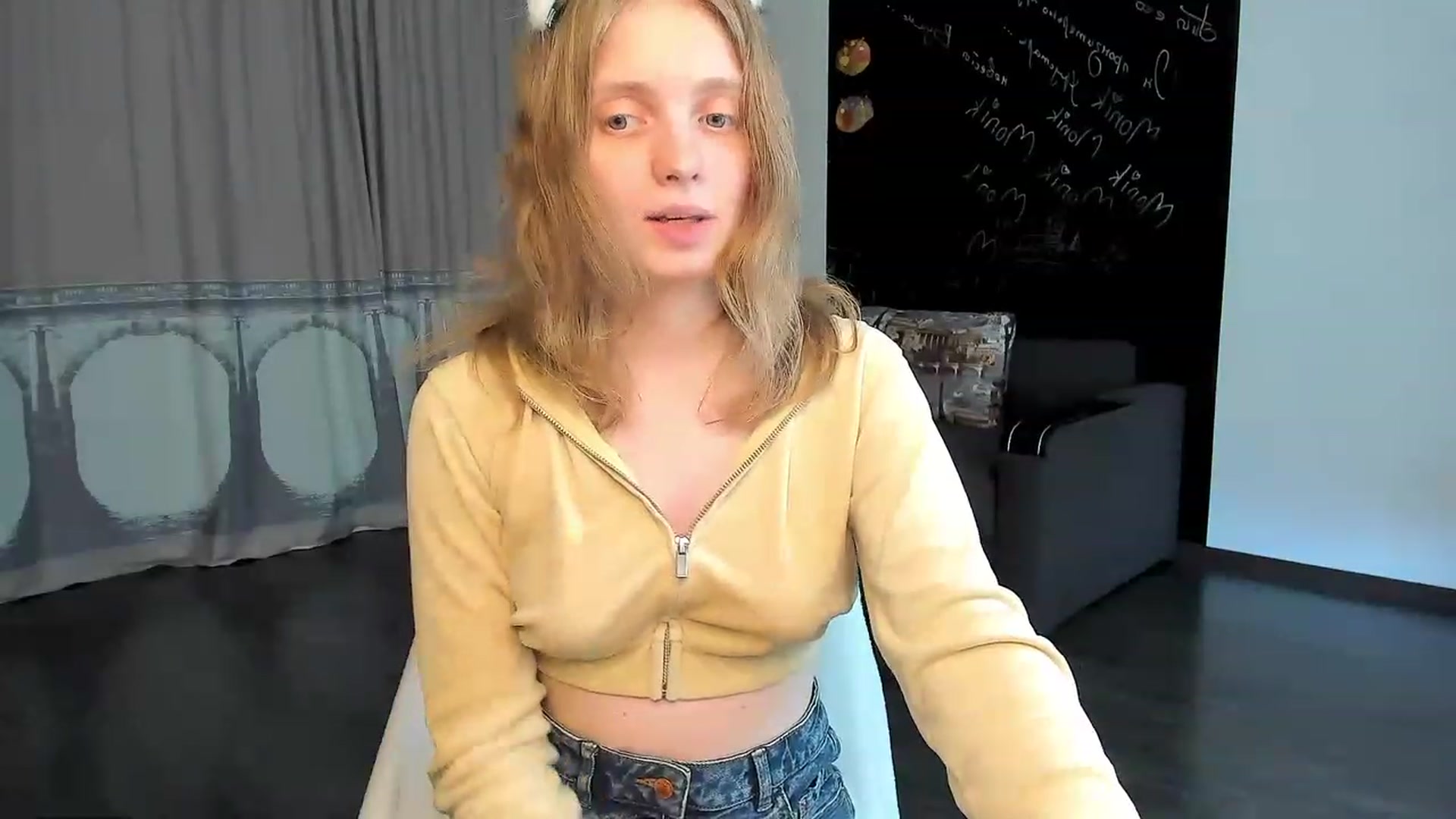 Gallery image thumbnail from OliviaWhites's myfreecams stream on, 06/16/2023, 10:57 image 15 of 20