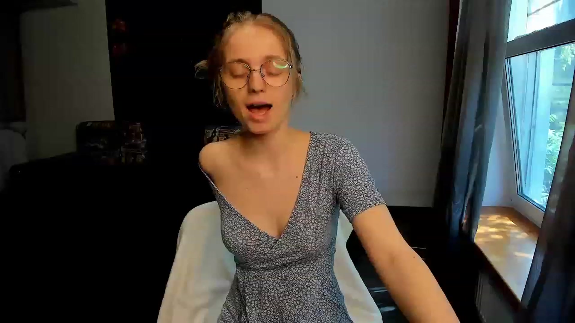 Gallery image thumbnail from OliviaWhites's myfreecams stream on, 06/19/2023, 07:45 image 9 of 20