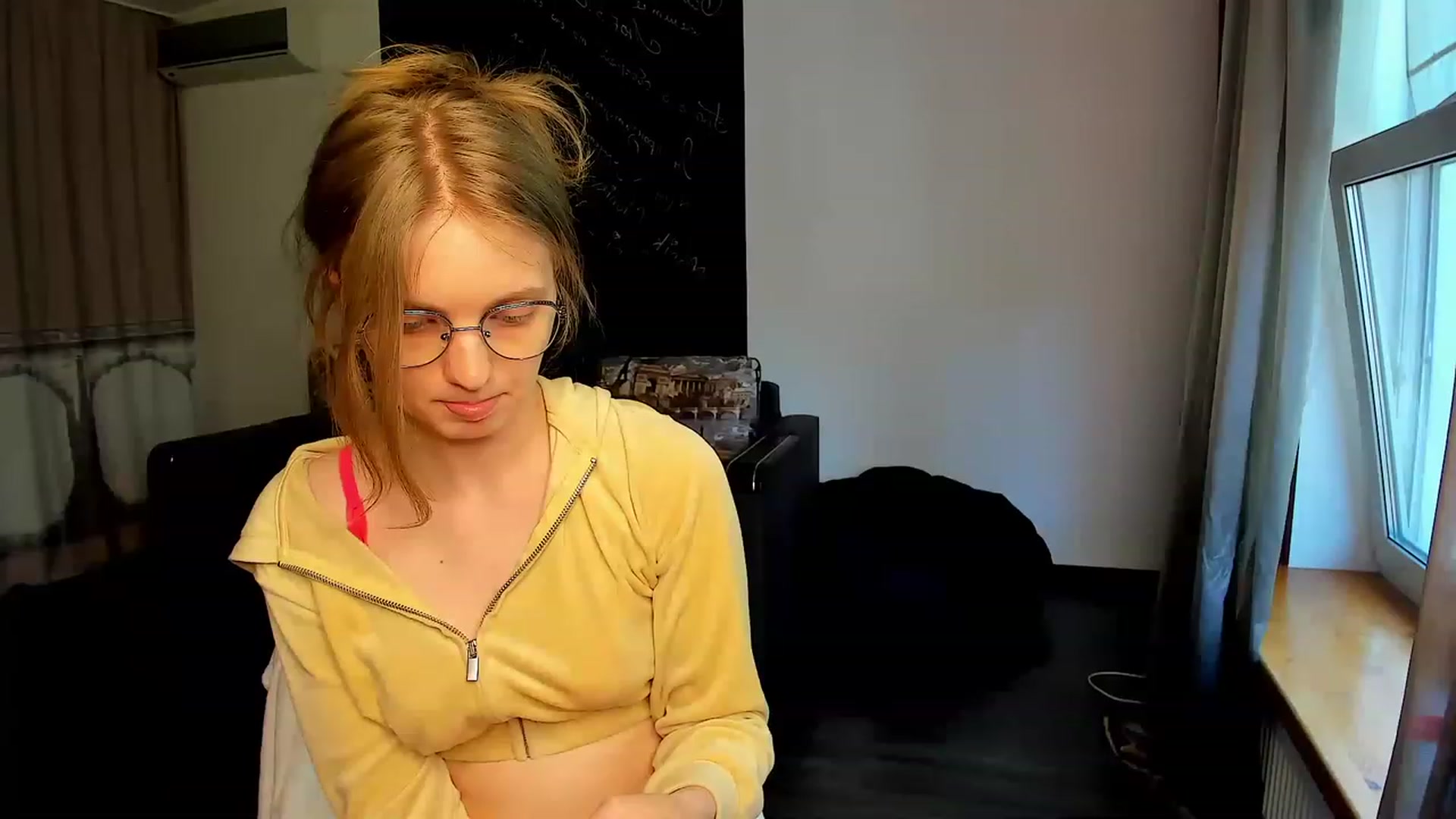 Gallery image thumbnail from OliviaWhites's myfreecams stream on, 06/20/2023, 10:58 image 18 of 20