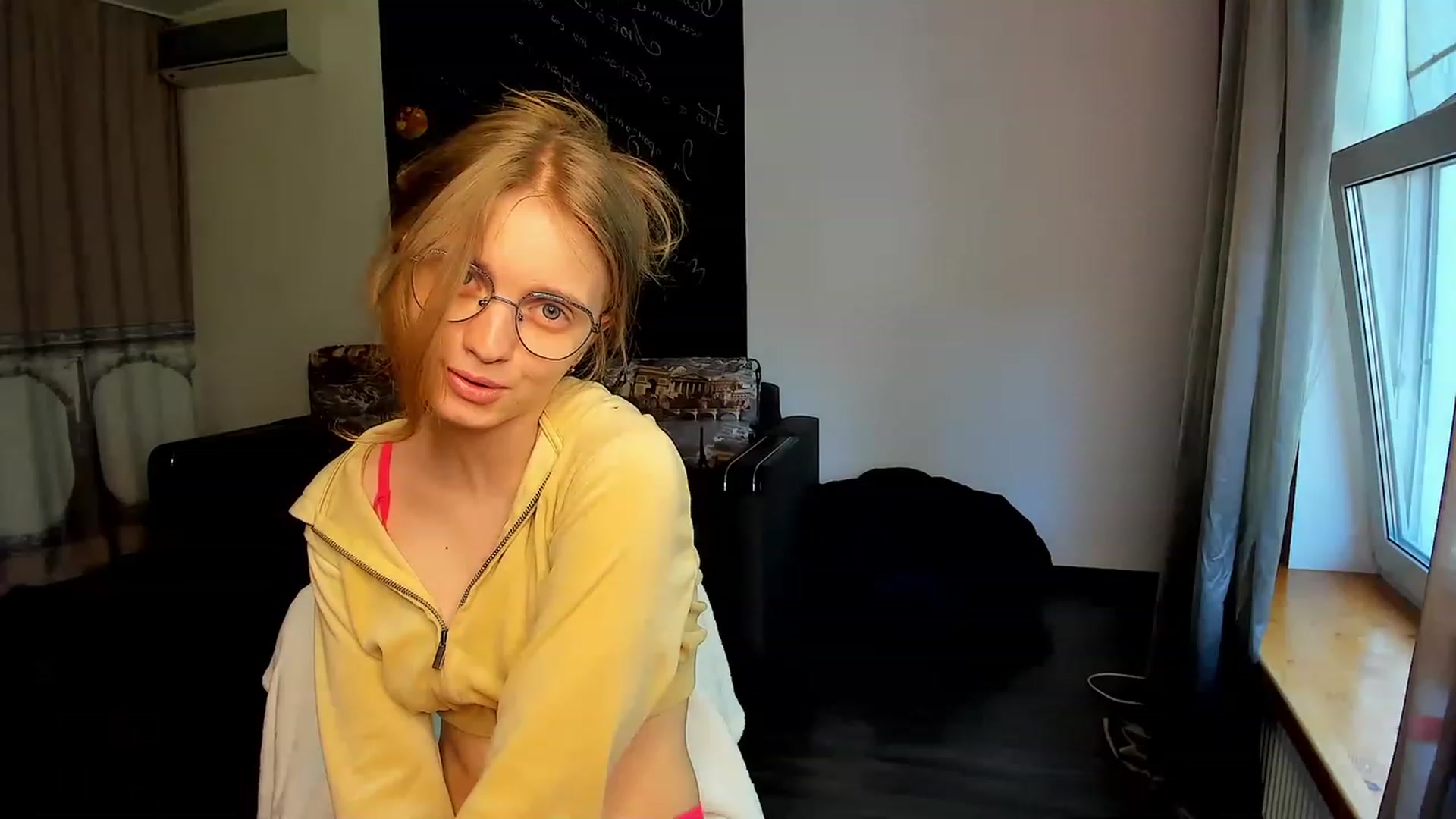 Gallery image thumbnail from OliviaWhites's myfreecams stream on, 06/20/2023, 10:58 image 17 of 20
