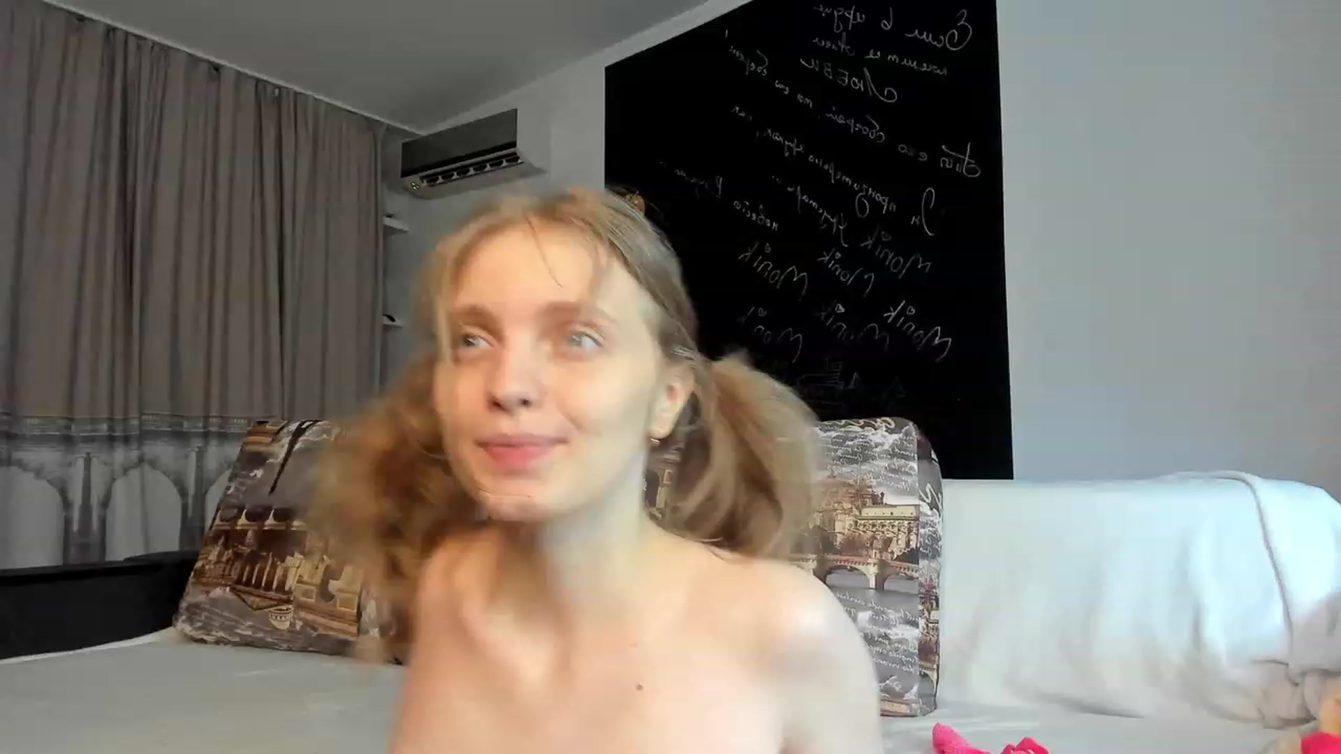 Gallery image thumbnail from OliviaWhites's myfreecams stream on, 06/26/2023, 07:30 image 13 of 20