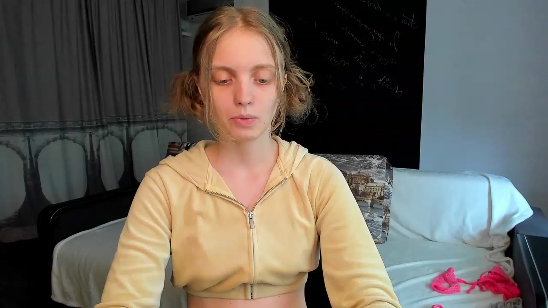 Gallery image thumbnail from OliviaWhites's myfreecams stream on, 06/26/2023, 10:07 image 15 of 20