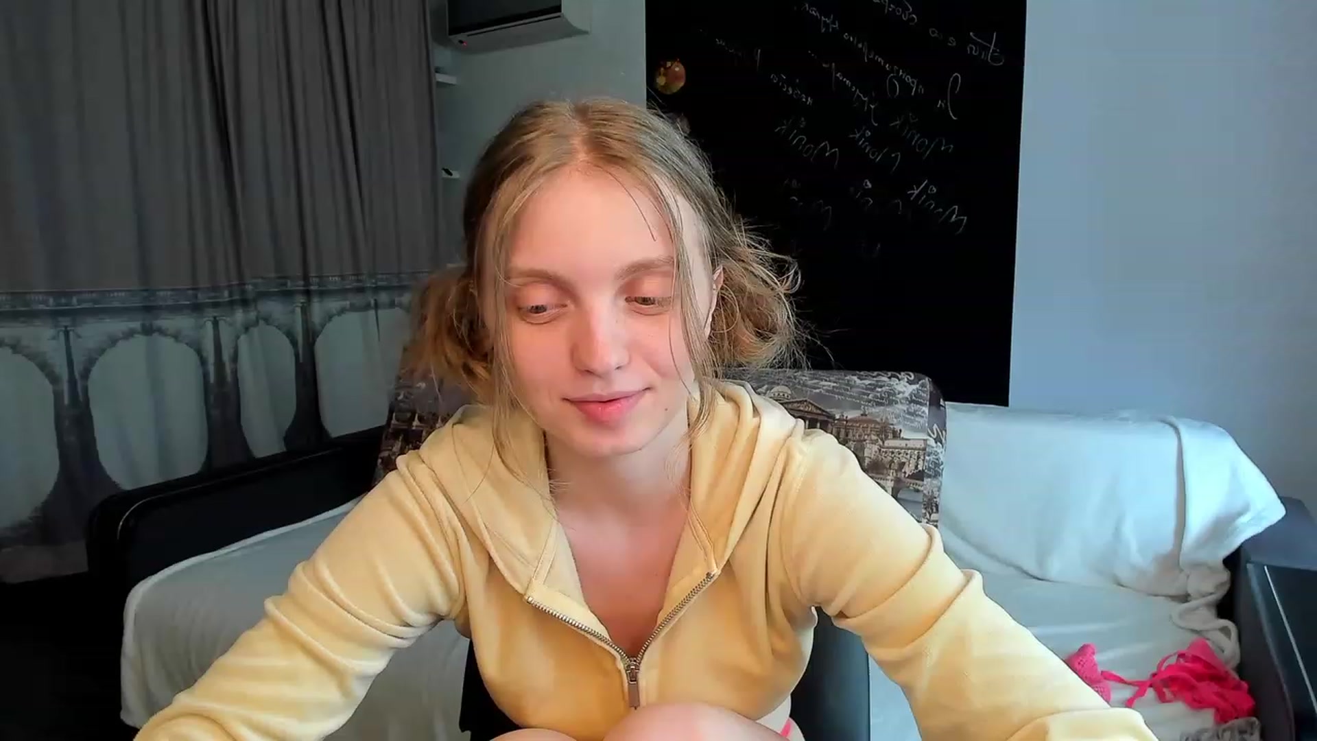 Gallery image thumbnail from OliviaWhites's myfreecams stream on, 06/26/2023, 10:07 image 4 of 20