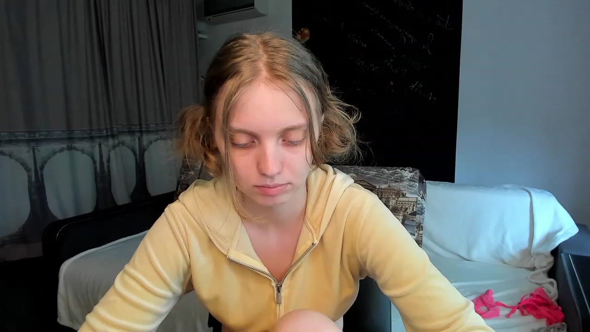 Gallery image thumbnail from OliviaWhites's myfreecams stream on, 06/26/2023, 10:07 image 8 of 20