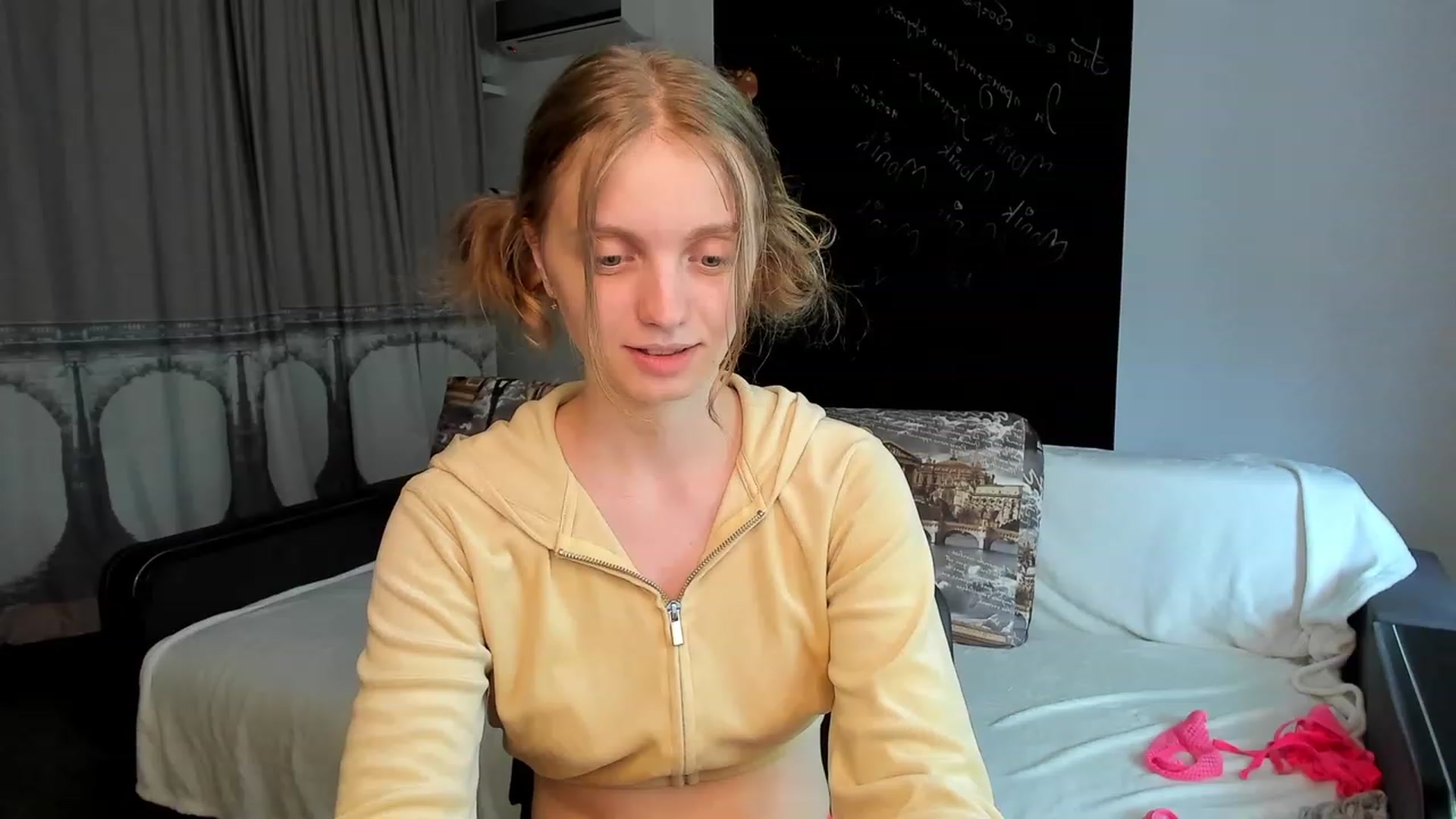 Gallery image thumbnail from OliviaWhites's myfreecams stream on, 06/26/2023, 10:07 image 11 of 20