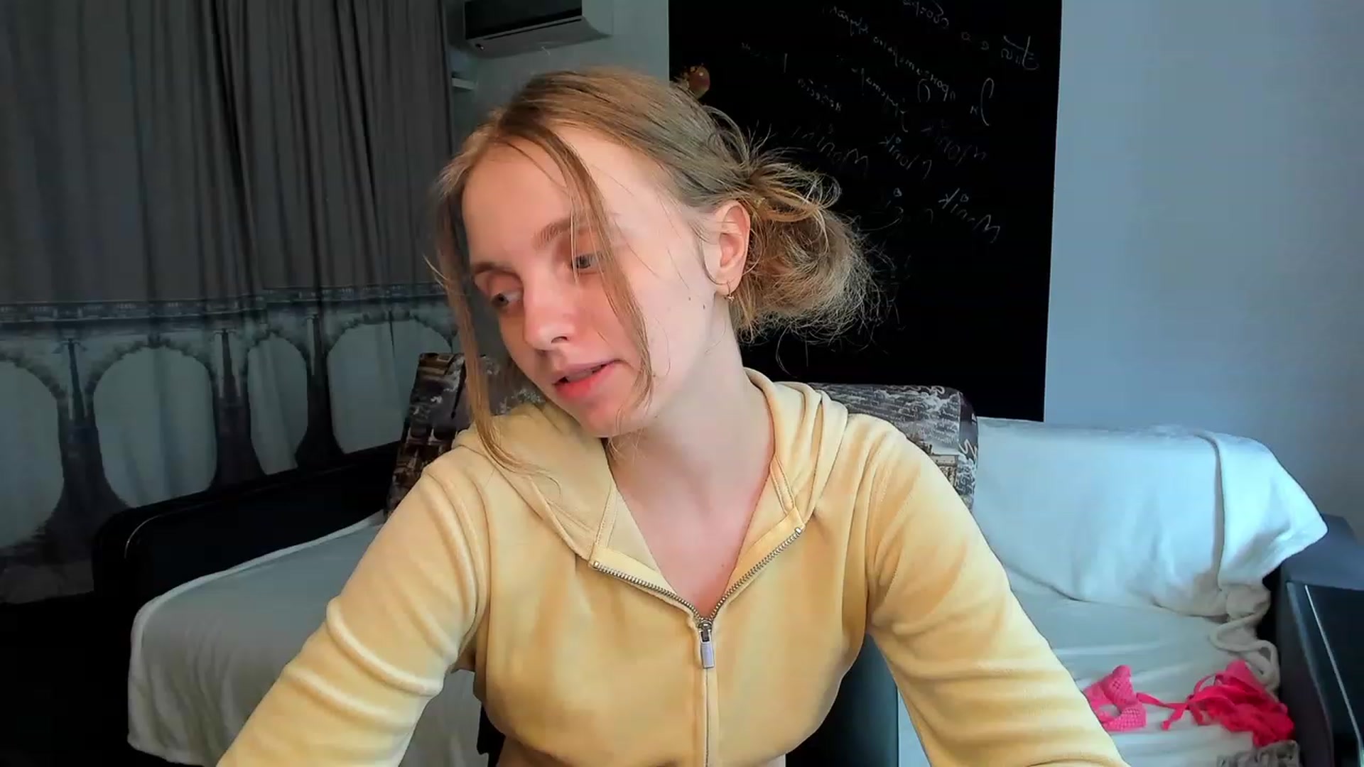 Gallery image thumbnail from OliviaWhites's myfreecams stream on, 06/26/2023, 10:07 image 13 of 20