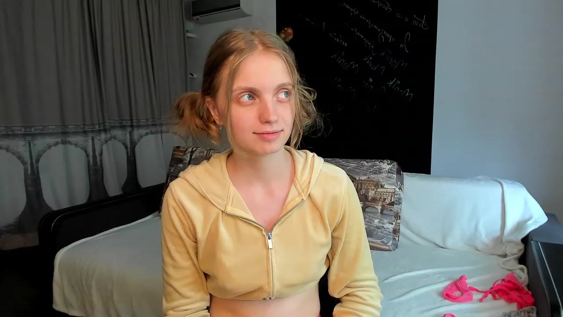Gallery image thumbnail from OliviaWhites's myfreecams stream on, 06/26/2023, 10:07 image 12 of 20