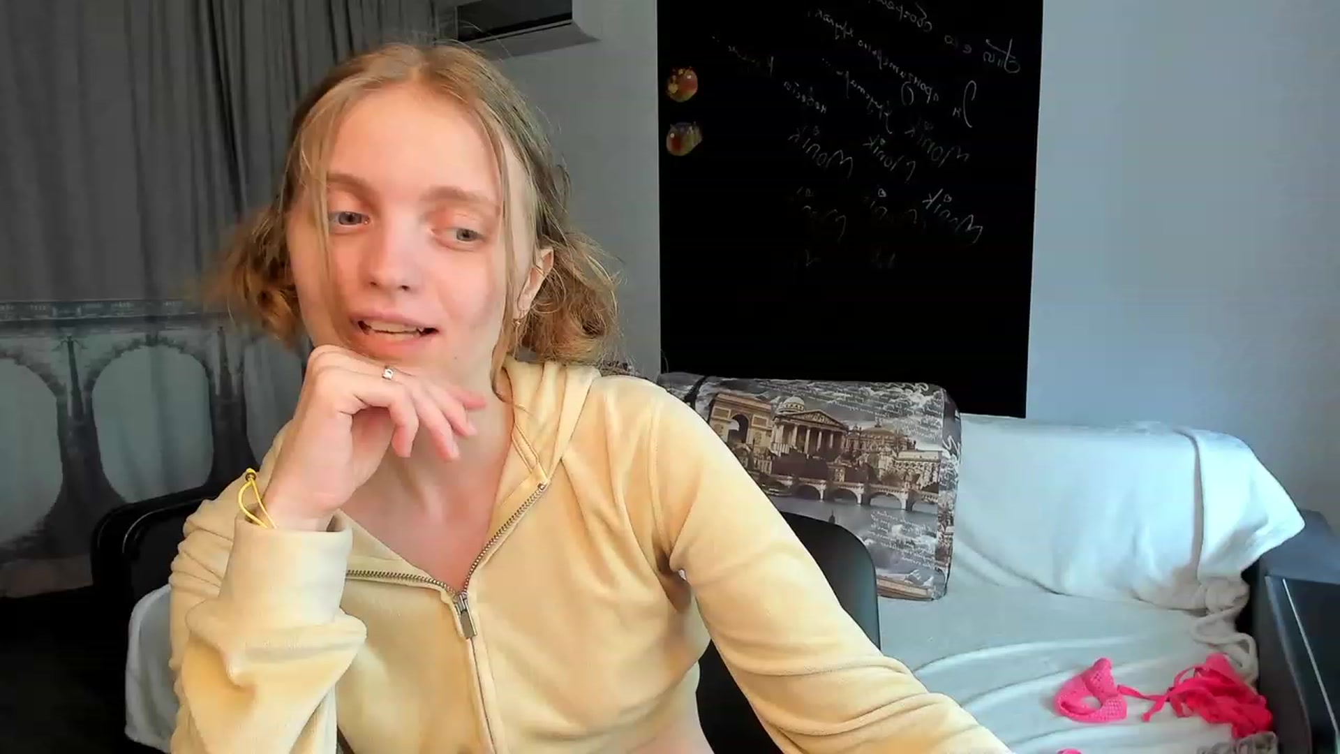 Gallery image thumbnail from OliviaWhites's myfreecams stream on, 06/26/2023, 10:07 image 18 of 20
