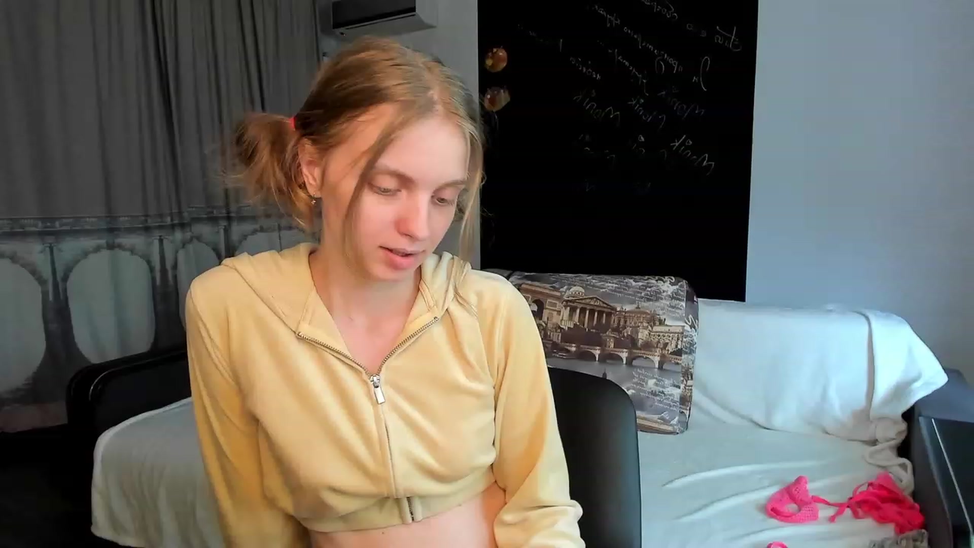Gallery image thumbnail from OliviaWhites's myfreecams stream on, 06/26/2023, 10:07 image 14 of 20