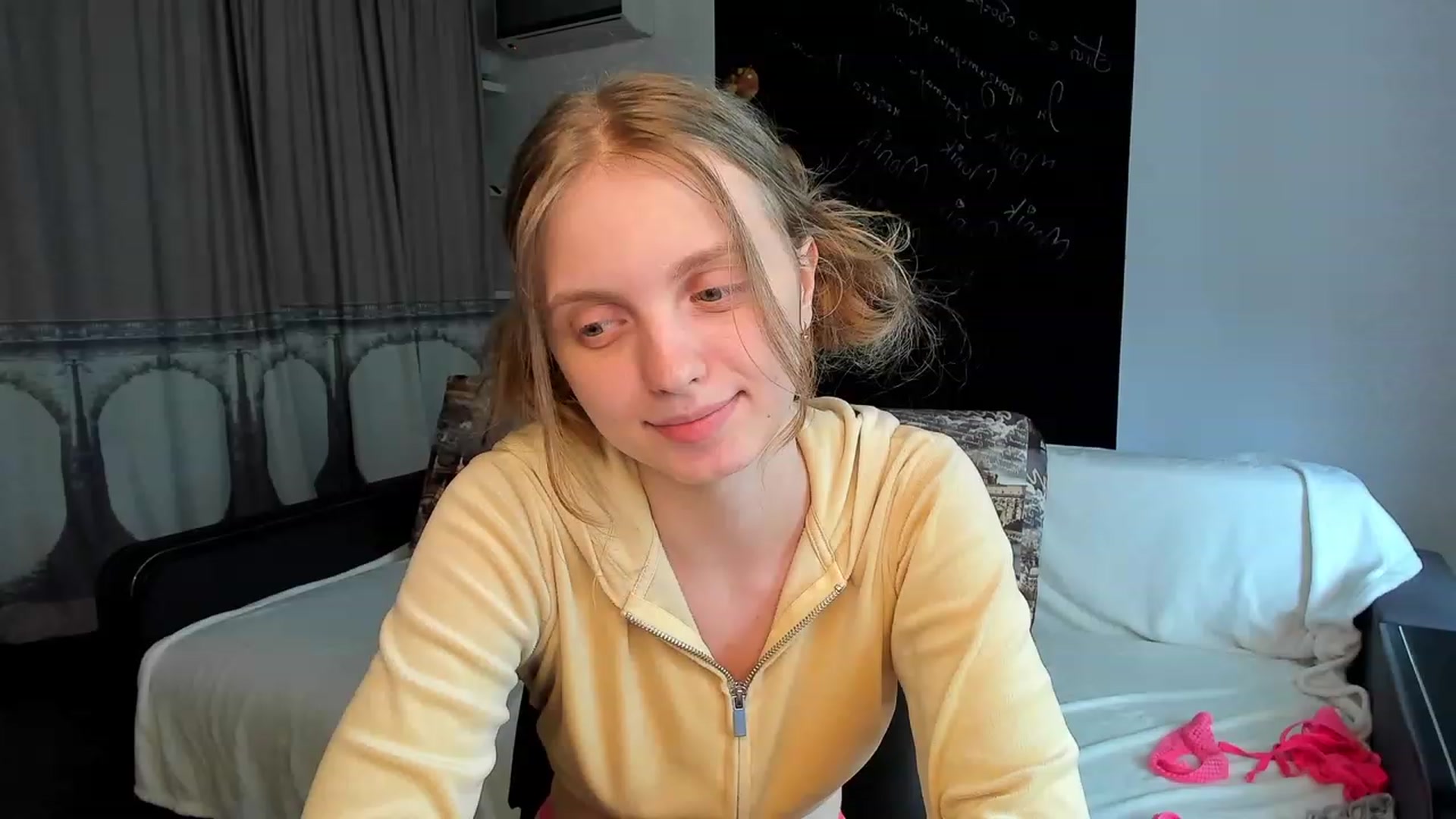 Gallery image thumbnail from OliviaWhites's myfreecams stream on, 06/26/2023, 10:07 image 5 of 20