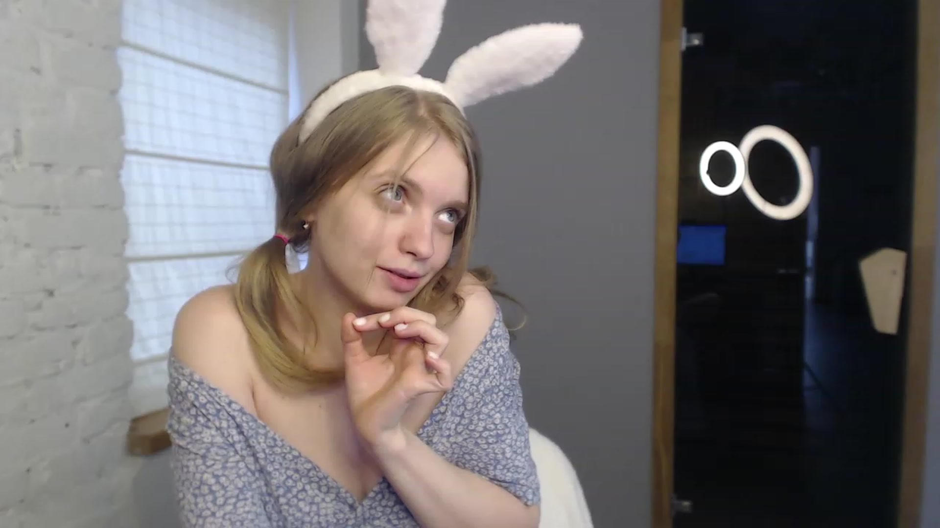 Gallery image thumbnail from OliviaWhites's myfreecams stream on, 07/07/2023, 10:40 image 7 of 20