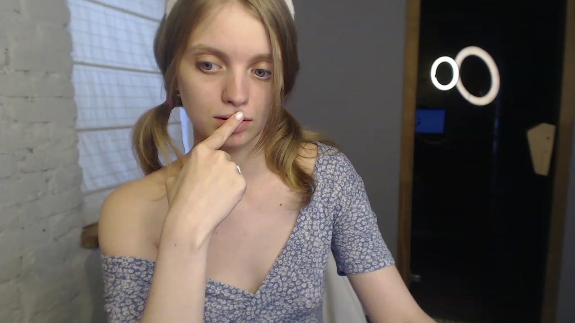 Gallery image thumbnail from OliviaWhites's myfreecams stream on, 07/07/2023, 10:40 image 17 of 20