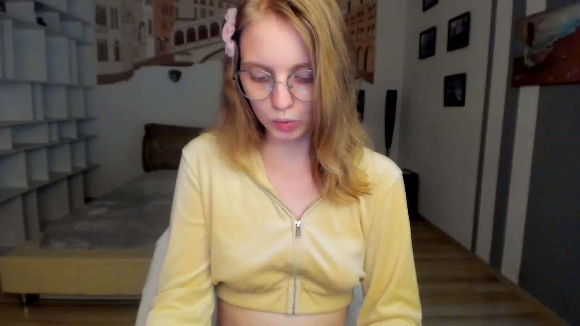Gallery image thumbnail from OliviaWhites's myfreecams stream on, 07/12/2023, 10:29 image 10 of 20