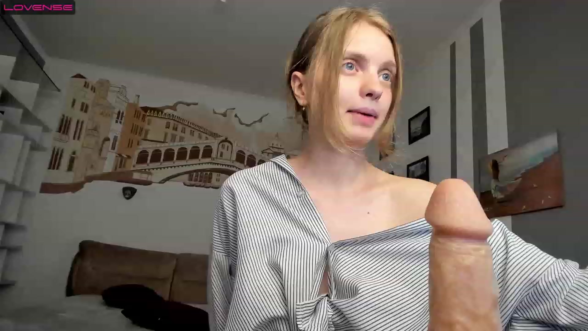 Gallery image thumbnail from OliviaWhites's myfreecams stream on, 07/25/2023, 10:38 image 10 of 20
