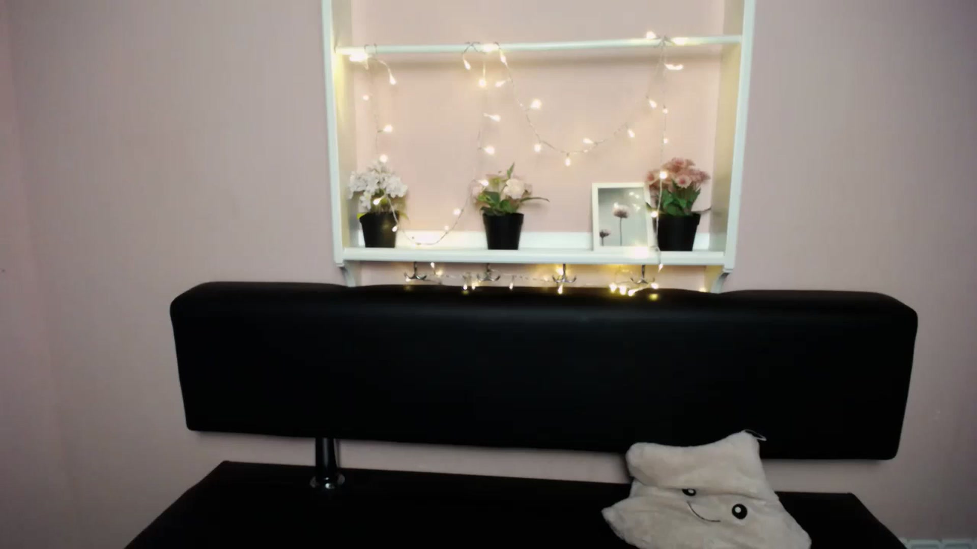 Gallery image thumbnail from Olivia_look's myfreecams stream on, 04/14/2023, 14:36 image 13 of 20
