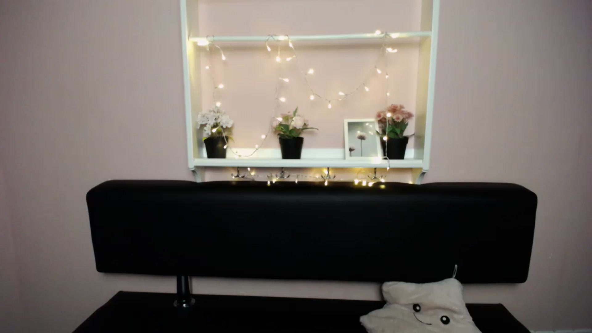 Gallery image thumbnail from Olivia_look's myfreecams stream on, 04/14/2023, 16:15 image 17 of 20