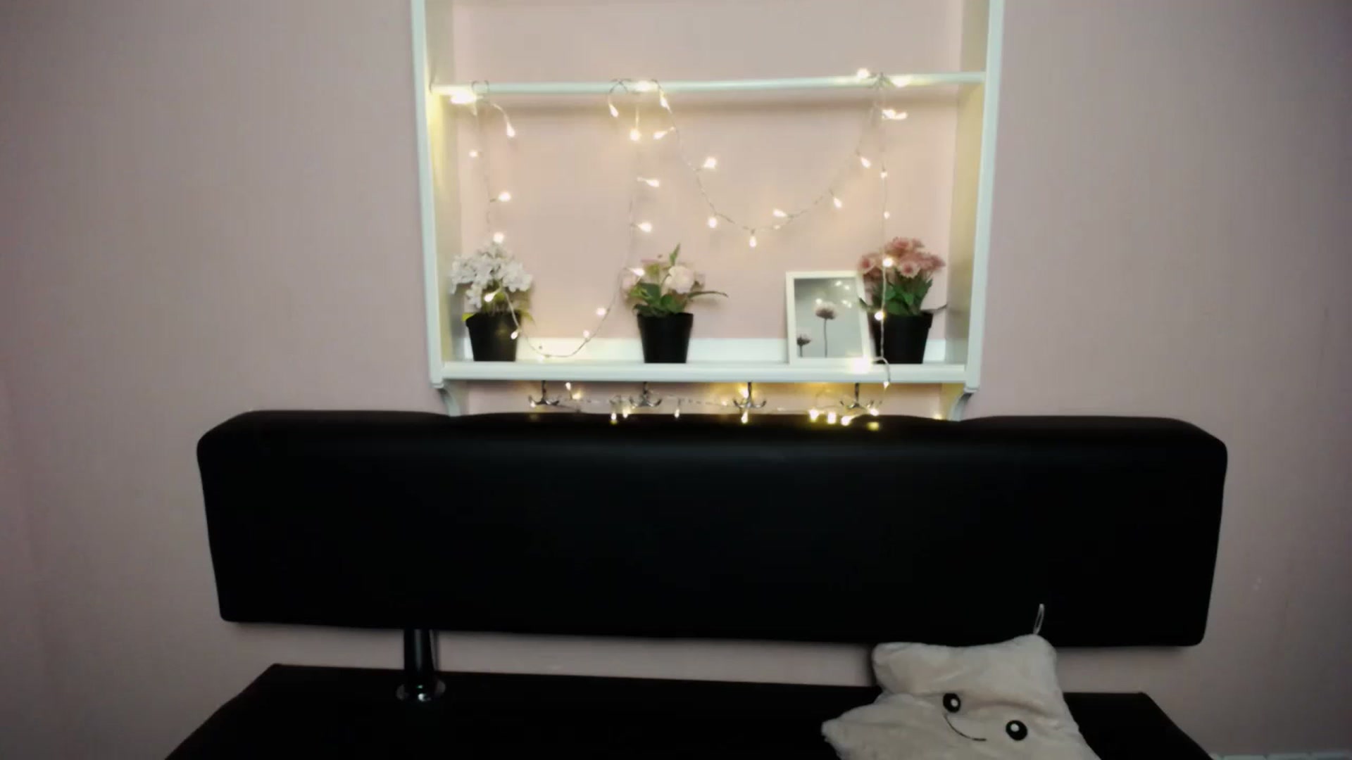 Gallery image thumbnail from Olivia_look's myfreecams stream on, 04/14/2023, 16:15 image 19 of 20