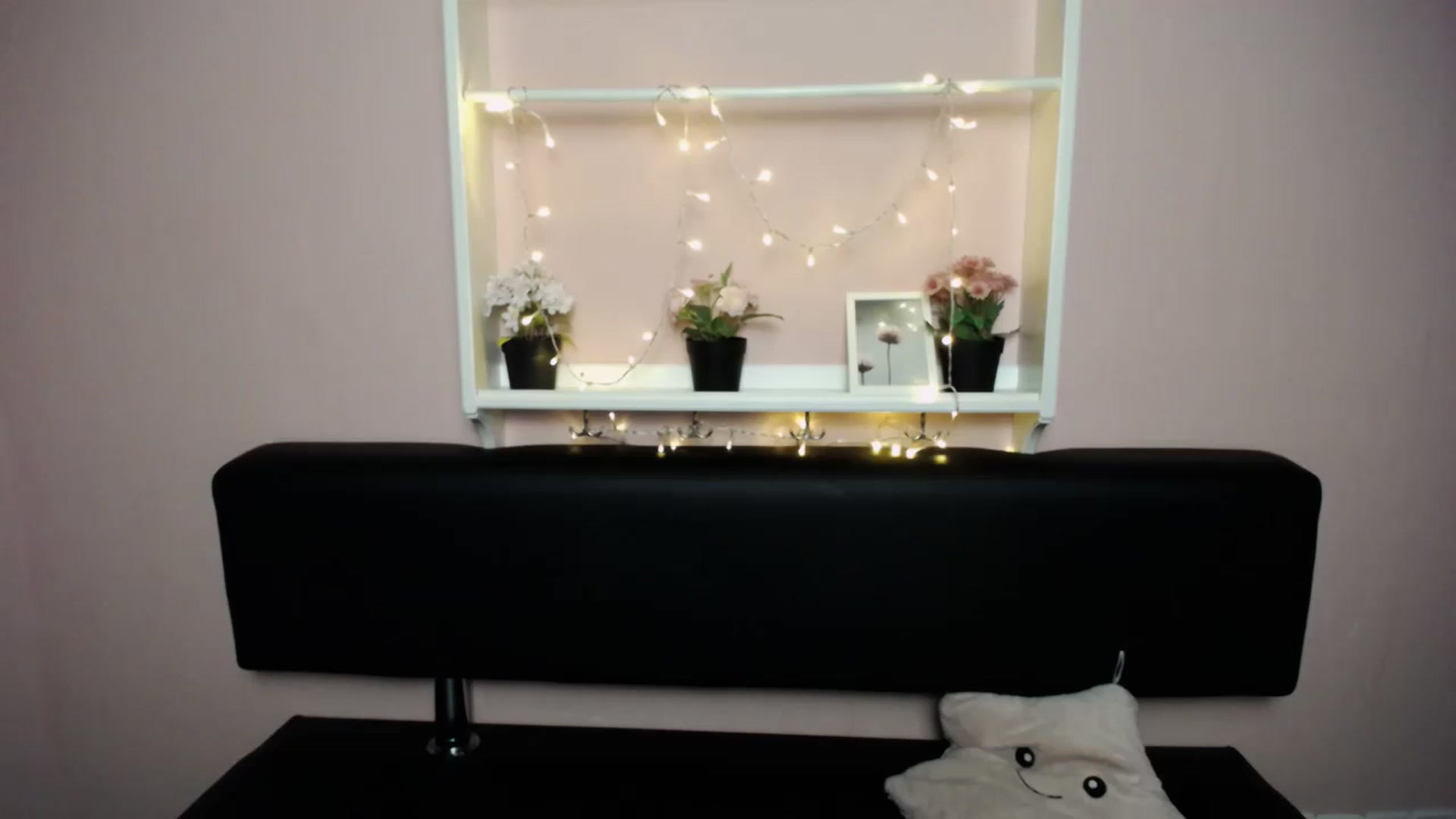 Gallery image thumbnail from Olivia_look's myfreecams stream on, 04/14/2023, 16:15 image 18 of 20