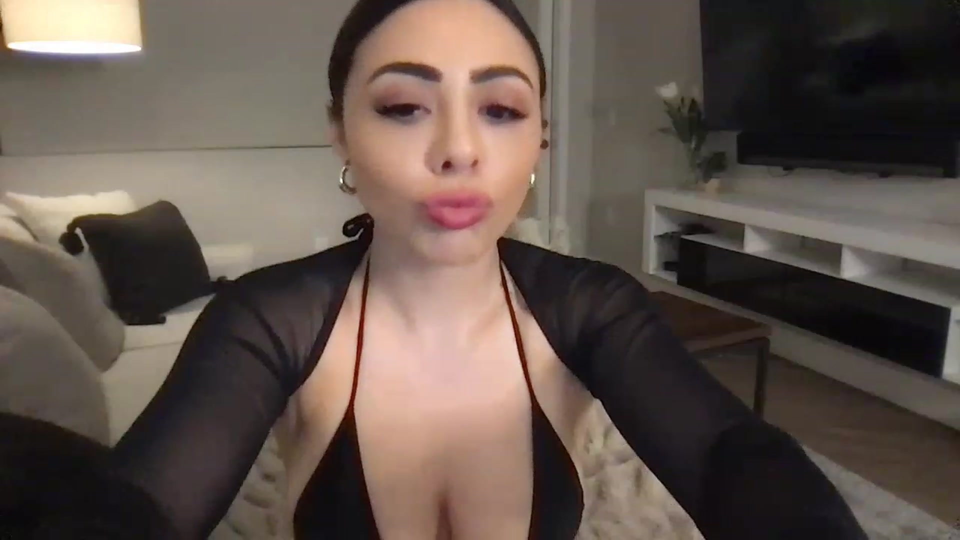 Gallery image thumbnail from Oliviabankss's myfreecams stream on, 01/31/2023, 03:53 image 7 of 20