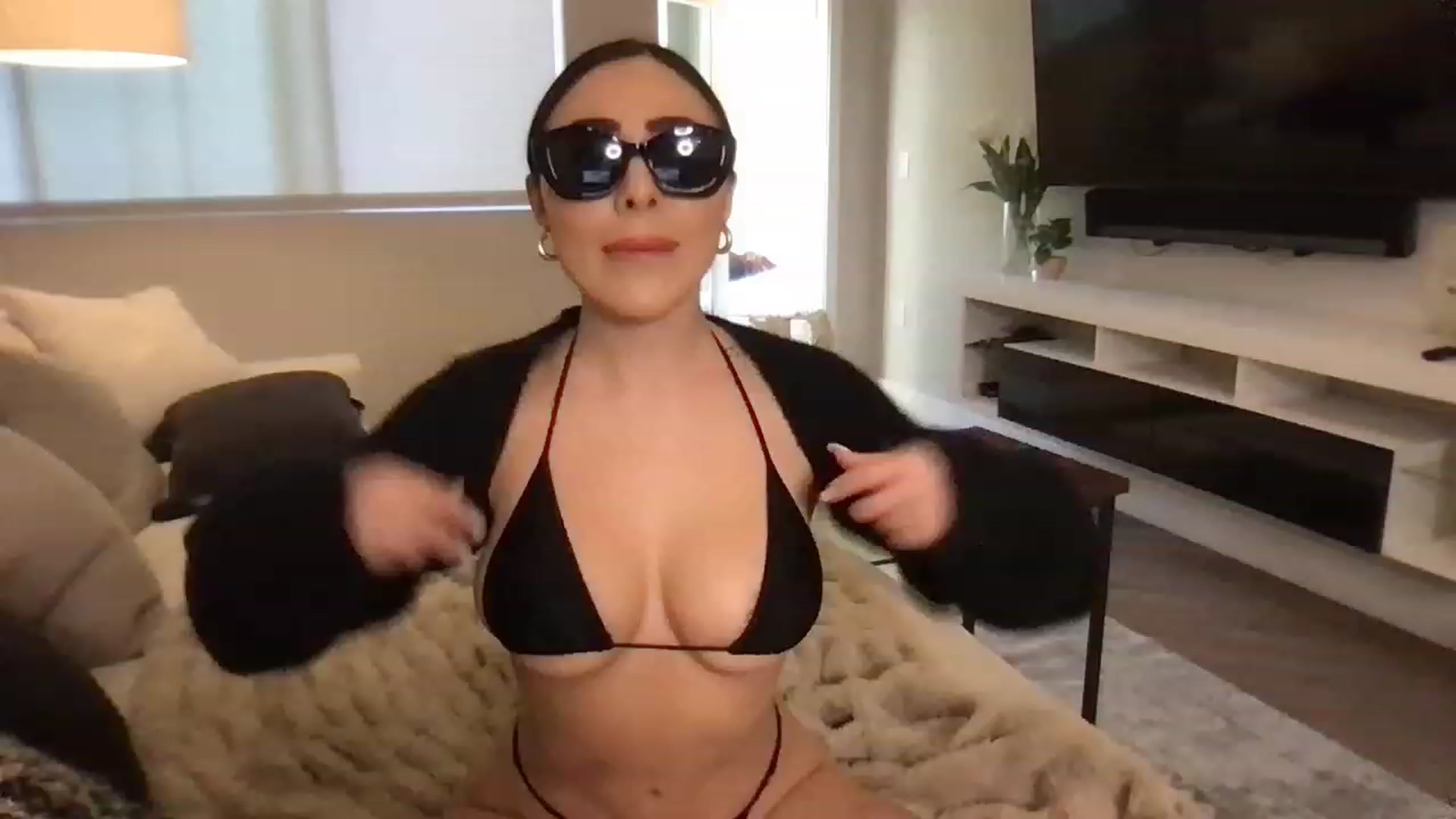 Gallery image thumbnail from Oliviabankss's myfreecams stream on, 01/31/2023, 22:29 image 5 of 20