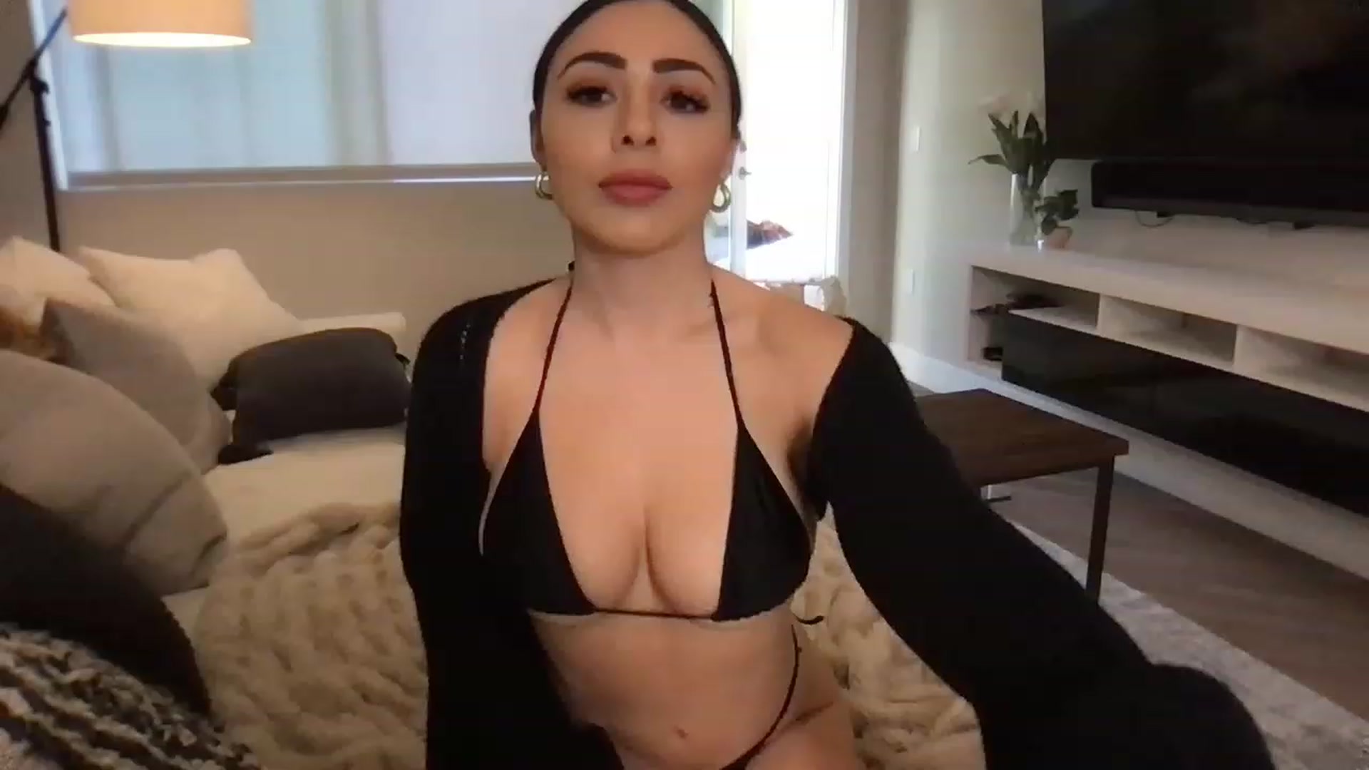 Gallery image thumbnail from Oliviabankss's myfreecams stream on, 01/31/2023, 22:29 image 3 of 20