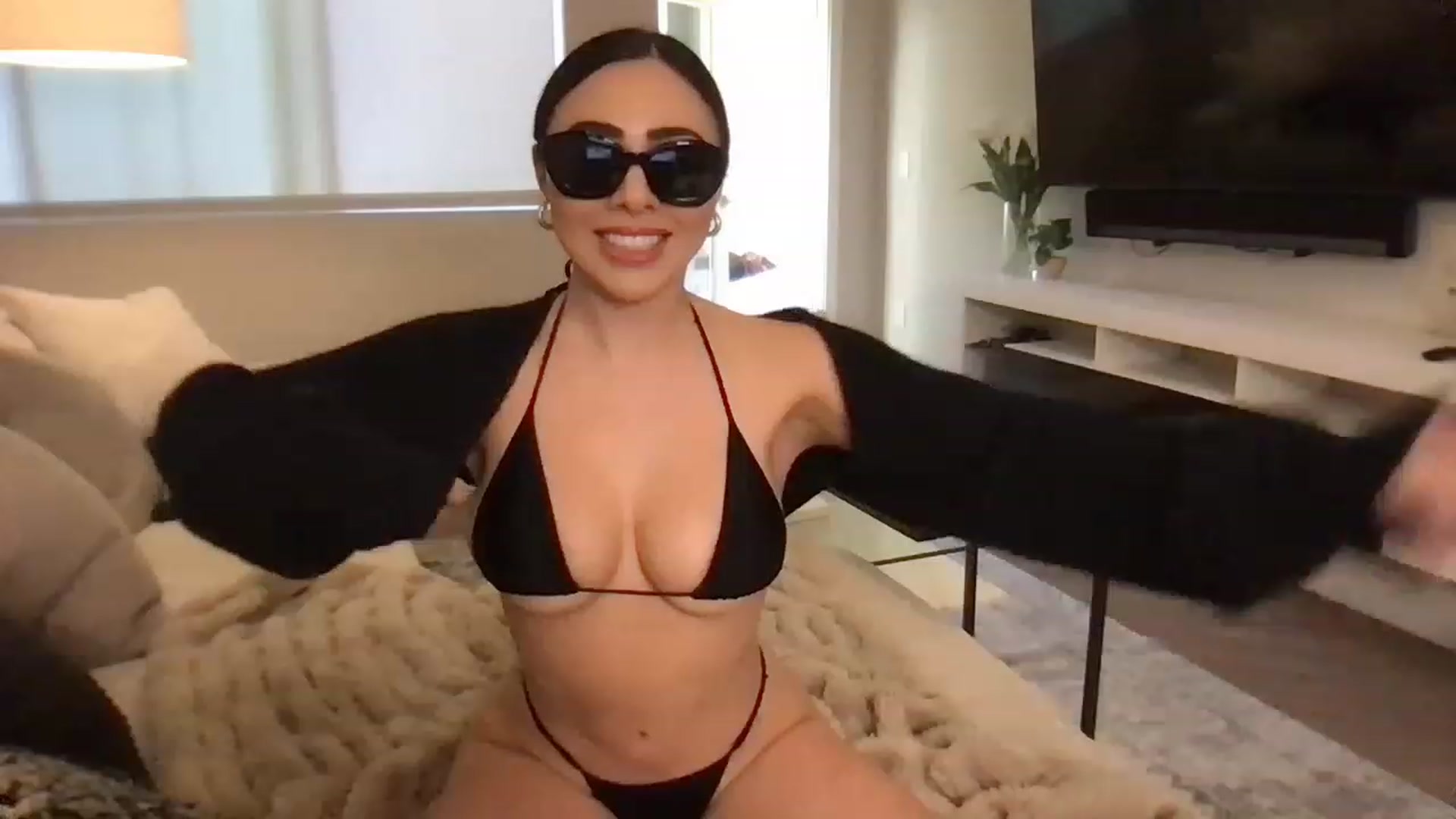 Gallery image thumbnail from Oliviabankss's myfreecams stream on, 01/31/2023, 22:29 image 14 of 20