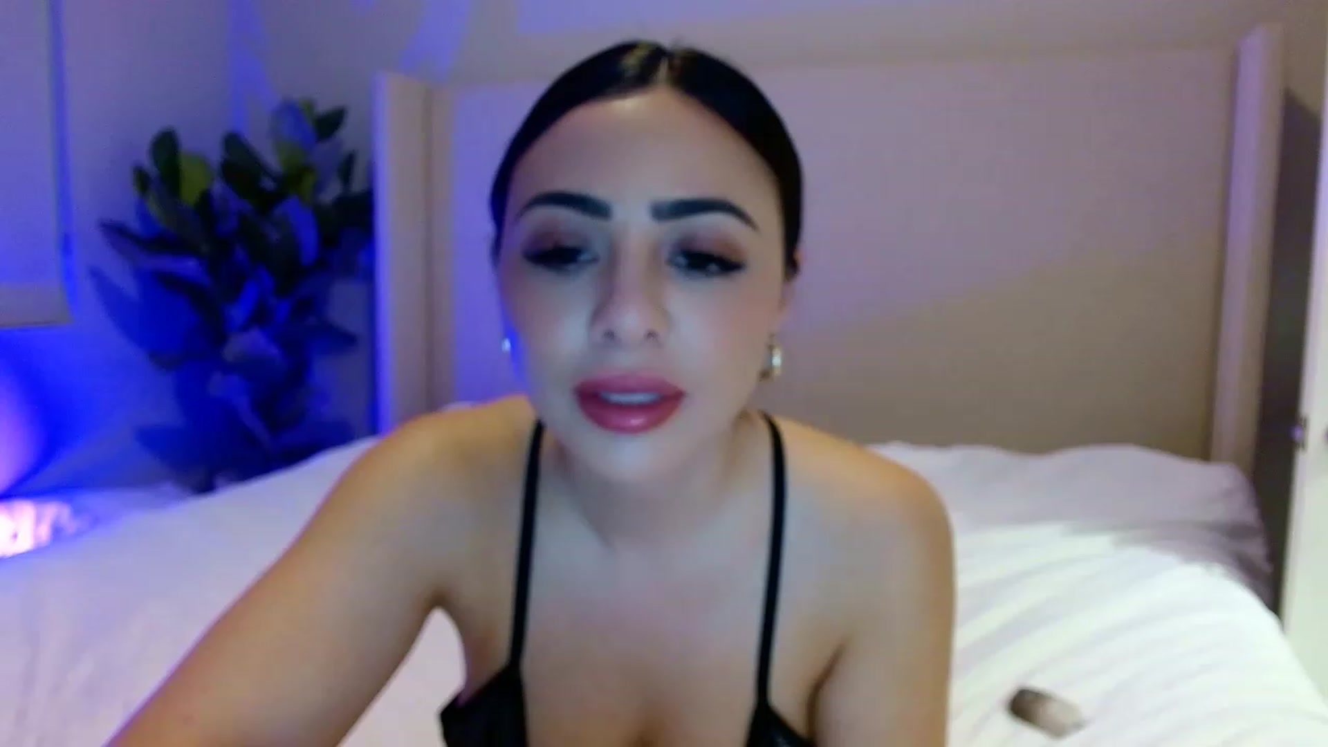 Gallery image thumbnail from Oliviabankss's myfreecams stream on, 02/03/2023, 08:05 image 7 of 20
